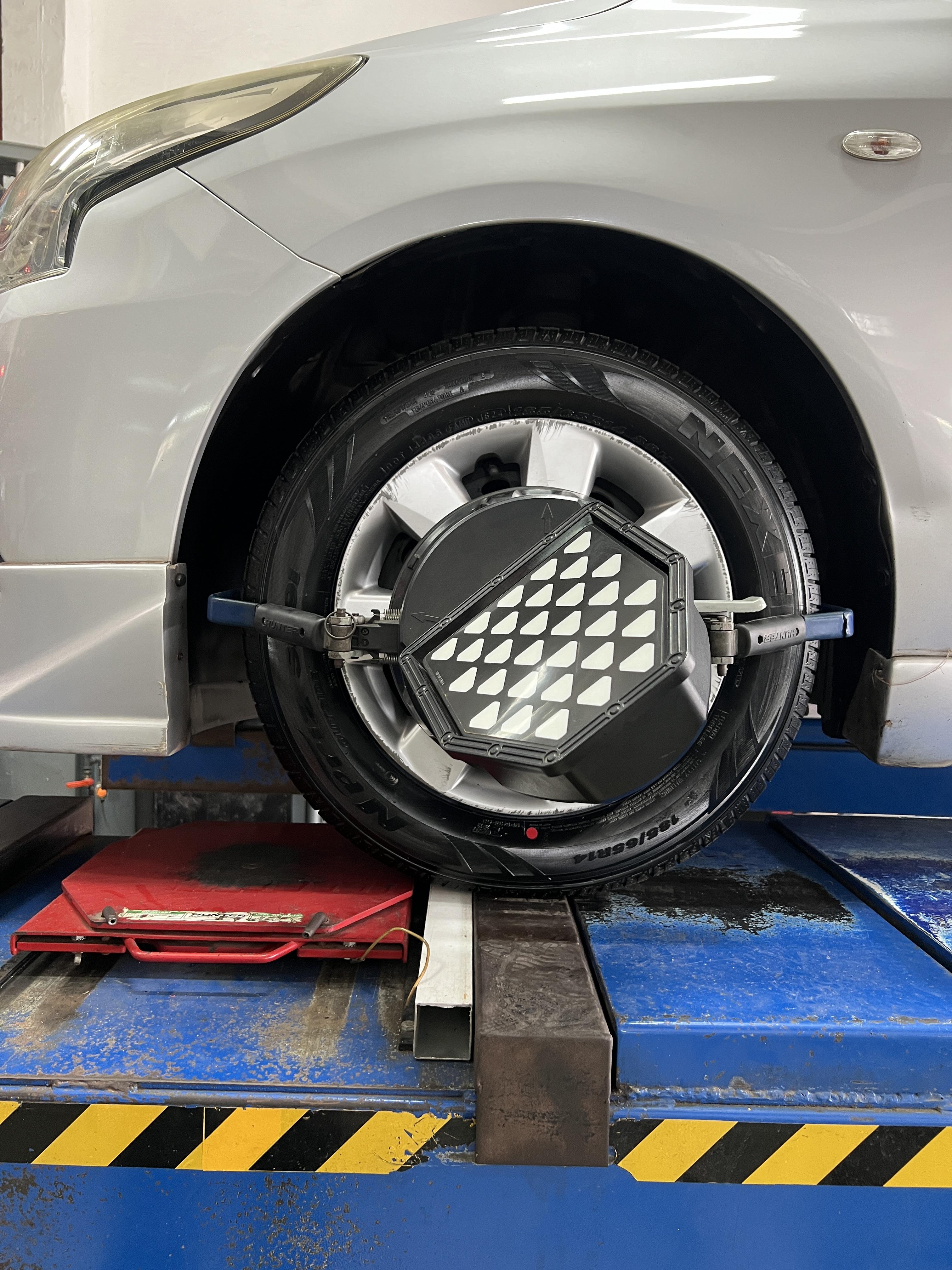 NISSAN ALMERA เปลี่ยนยางรถยนต์ ใช้งานประจำวัน [+] NEXEN SH9i 185/65R14 *เฉาพาะ NEXEN Pirelli ประกันยาง 1 ปี หรือ 25,000 กม. บาด บวม เบียด แตก ระเบิด เปลี่ยนเส้นใหม่ ครับ 𝙊𝙪𝙧 𝙎𝙚𝙧𝙫𝙞𝙘𝙚 บริการทางร้านเรารับทำอะไรบ้าง 🔧 มียางรถยนต์ทุกยี่ห้อให้เลือกซื้อ 🔧 โช้คอัพ สปริง 🔧 เช็คช่วงล่าง แก้ปัญหาให้ตรงจุด 🔧 ติดตั้งยางแบบไร้รอย 100% 🔧 บริการสลับยาง ตามอายุ 🔧 บริการล้างลิ้นปีกผีเสื้อ 🔧 บริการเช็คระยะรถยนต์ 🔧 เปลี่ยนถ่ายของเหลวทั้งระบบ 🔧 ตั้งศูนย์ด้วยเครื่อง HUNTER นำเข้าจาก USA สอบถามข้อมูลเพิ่มเติม หรือนัดหมายเข้ารับบริการ ☎️ : 08-6569-1915 ☎️ : 08-6544-5963 Line id : @88rw Tiktok : https://www.tiktok.com/@88rwycrr Youtube : https://youtube.com/@88rw Facebook : https://www.facebook.com/88rwtire Location : https://goo.gl/maps/HrNUAZXPN94KvxZ98? #รถยนต์มีปัญหาไม่รู้ต้องแก้ตรงไหน ทางเรายินดี ตรวจหาปัญหาและหาวิธีแก้ บอกลูกค้าก่อนลงมือทำเสมอราคาเป็นธรรม
