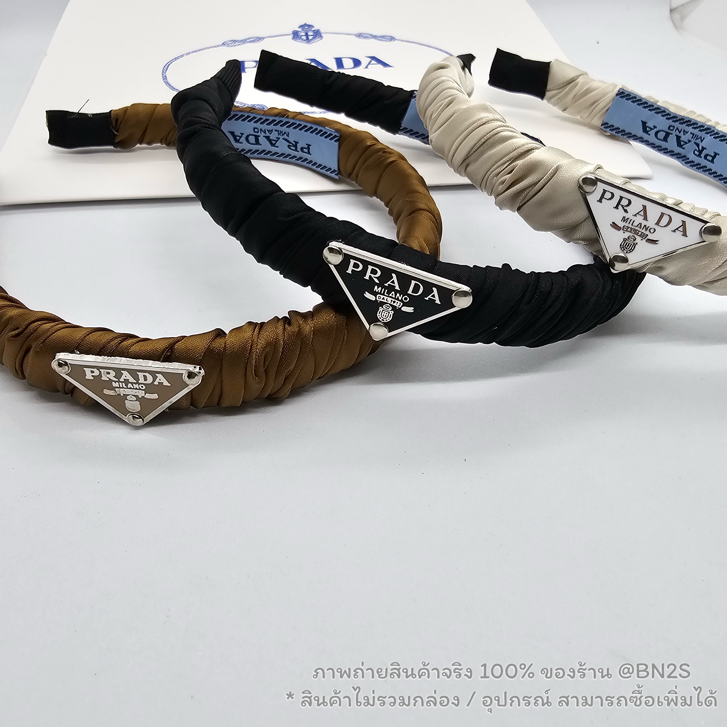 สีขาว | ที่คาดผมปราด้า Prada Symbole Re-nylon Headband คาดผมติดโลโก้ ตัวคาดฟันด้วยผ้าไนลอน ติดป้ายผ้าโลโก้ปราด้า พร้อมส่ง ไม่รวมกล่อง อุปกรณ์