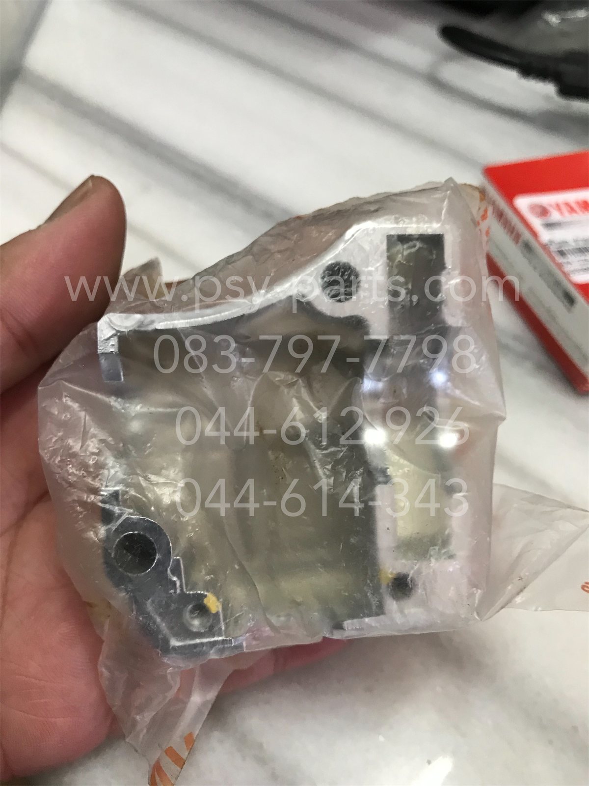 ปะกับสวิทช์แฮนด์ SPARK สตาร์ทมือ YAMAHA ขวาล่าง โครเมี่ยม 5HV-H3987-09-CR