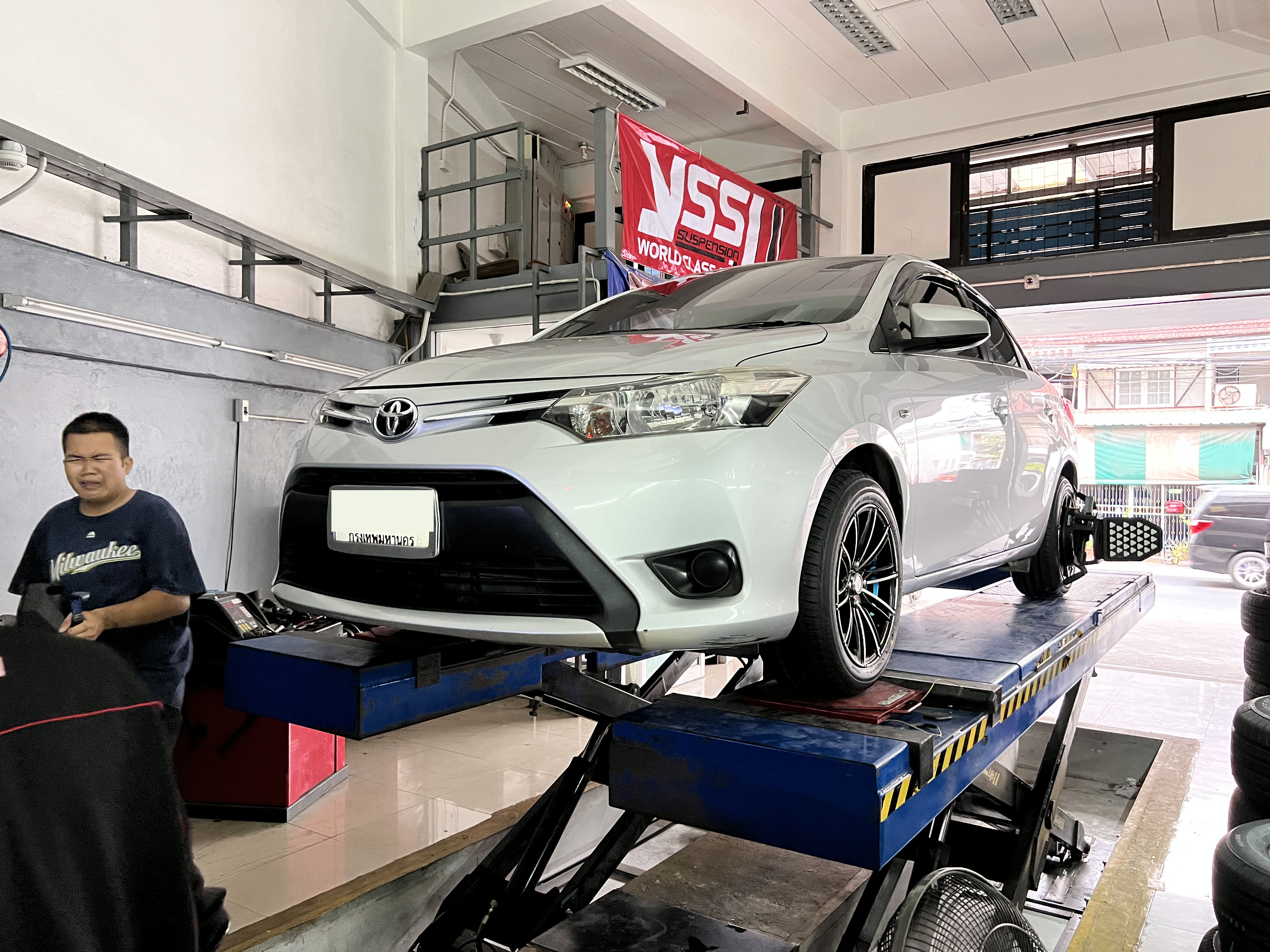 Toyota vios เปลี่ยนยางใช้งาน Bridgestone ยางพรีเมี่ยม ใช้งานดี สบายใจ [+] Bridgestone EP300 [+] ขนาด 195/55R15 โปรโมชั่นราคาพิเศษ ติดต่อสอบถามเพิ่มเติม โทร : 08-6569-1915 บุ๊ก และทีมงาน ยินดีต้อนรับครับ 𝙊𝙪𝙧 𝙎𝙚𝙧𝙫𝙞𝙘𝙚 บริการทางร้าน เรารับทำอะไรบ้าง 🔧 ติดตั้งยางแบบไร้รอย 100% 🔧 บริการสลับยาง ตามอายุ 🔧 มียางรถยนต์ทุกยี่ห้อให้เลือกซื้อ 🔧 เช็คช่วงล่าง แก้ปัญหาให้ตรงจุด 🔧 บริการล้างลิ้นปีกผีเสื้อ 🔧 บริการเช็คระยะรถยนต์ 🔧 เปลี่ยนถ่ายของเหลวทั้งระบบ 🔧 ตั้งศูนย์ด้วยเครื่อง HUNTER นำเข้าจาก USA สอบถามข้อมูลเพิ่มเติม หรือนัดหมายเข้ารับบริการ Tel : 08-6569-1915 Tel : 08-6544-5963 Line id : @88rw Tiktok : https://www.tiktok.com/@88rwycrr Youtube : https://youtube.com/@88rw Facebook : https://www.facebook.com/otaninon Location : https://goo.gl/maps/HrNUAZXPN94KvxZ98?coh=178573&entry=tt #รถยนต์มีปัญหาไม่รู้ต้องแก้ตรงไหน ทางเรายินดี ตรวจหาปัญหาและหาวิธีแก้ บอกลูกค้าก่อนลงมือทำเสมอราคาเป็นธรรมไม่เอาเปรียบ สบายใจคุณลูกค้า ---------------------------------- ดูแลให้คำปรึกษาทุกปัญหาคาใจ ไม่ทิ้งลูกค้า มีบริการหลังการขาย 【ให้ผู้เชี่ยวชาญของเรา ดูแลรถคุณ】 ร้านยางเจริญรุ่งเรือง ยินดีต้อนรับครับ #ยางรถยนต์ #Bridgestone #ep3000