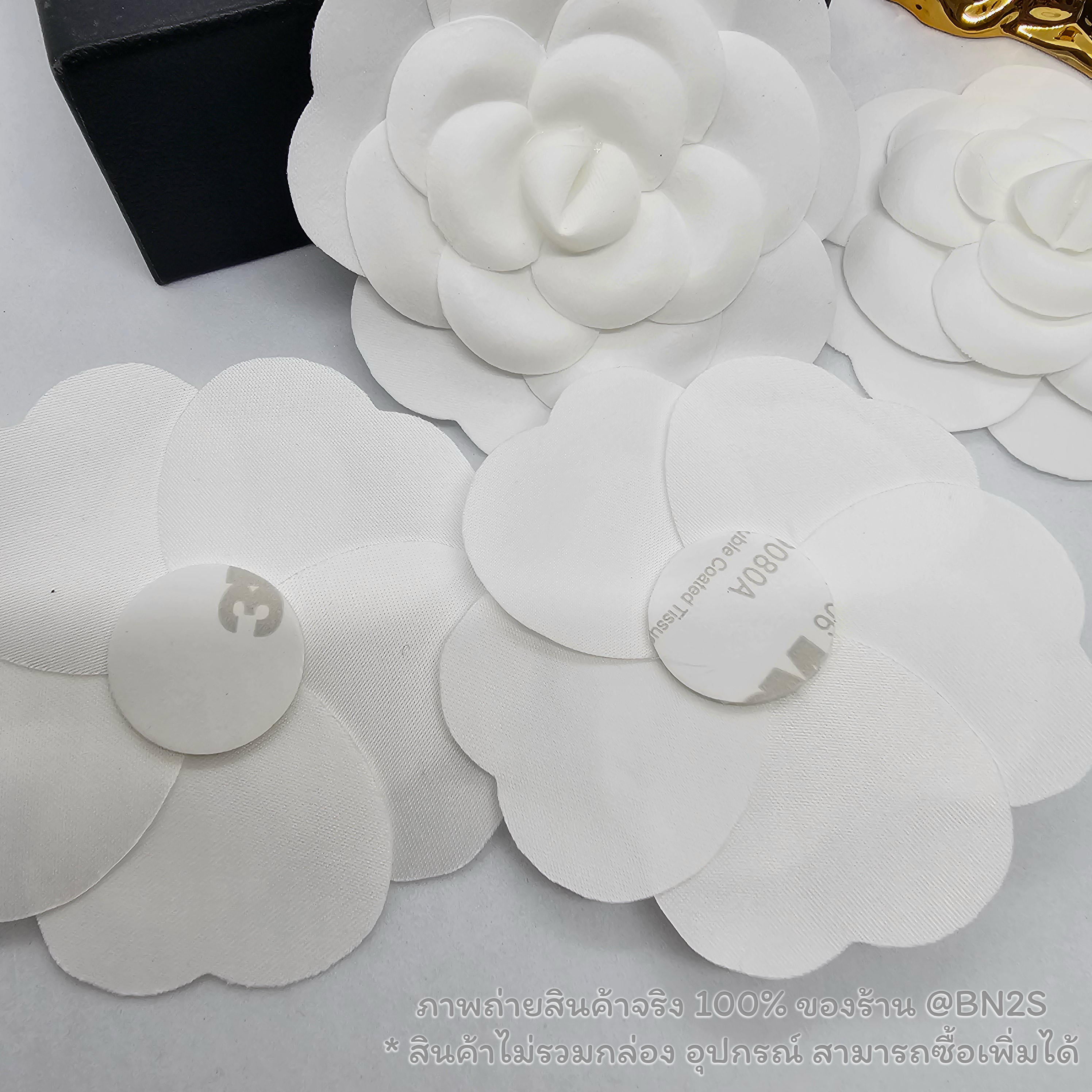 ดอกคามิเลีย ติดกล่อง Chanel สีขาว Camillie Flower