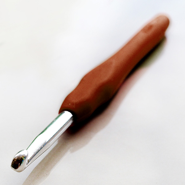 เข็มโครเชต์ ขนาด 6.0 mm. (ด้ามยางซิลิโคน-สีน้ำตาล)