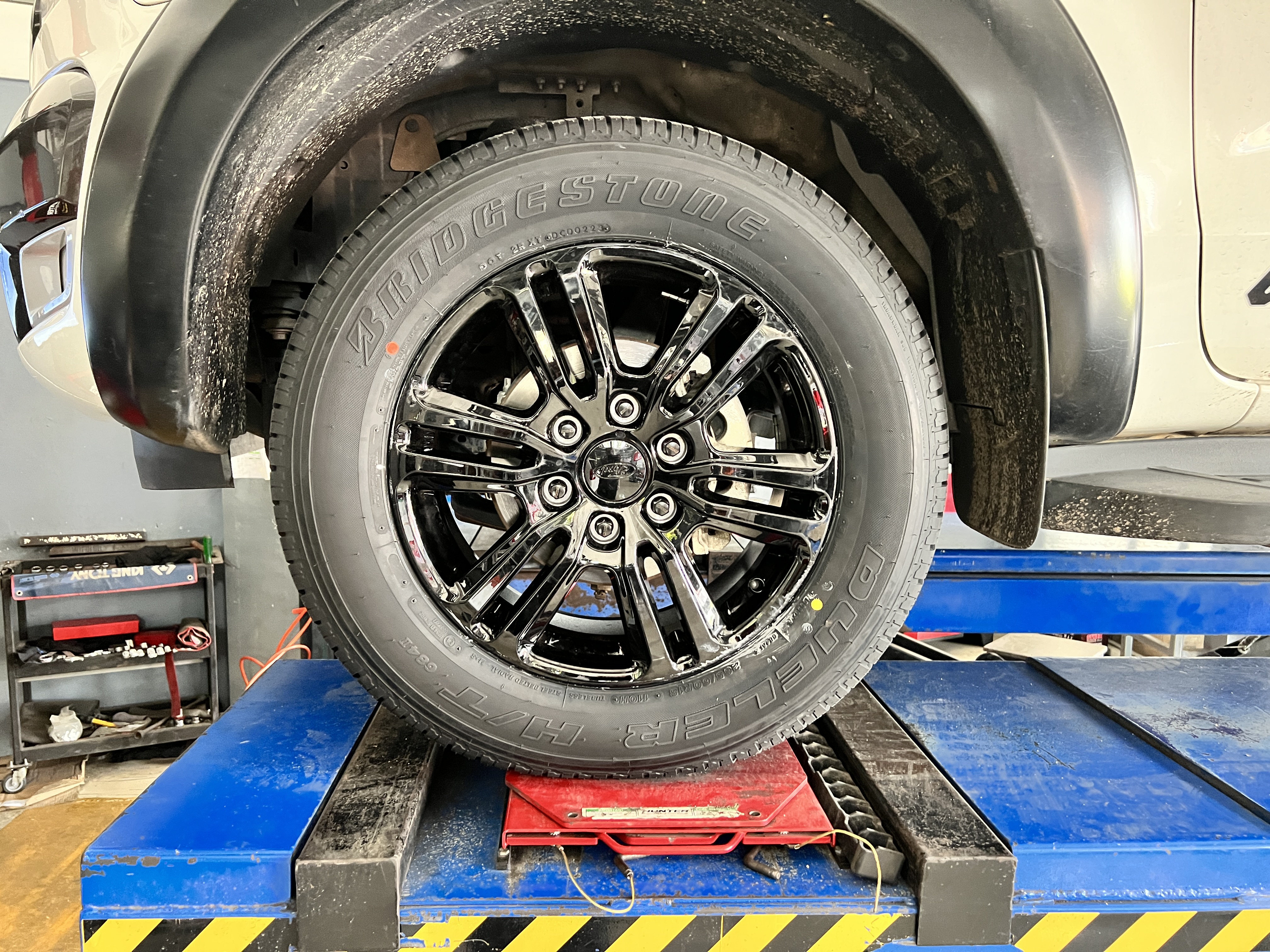 FORD RANGER เข้ารับบริการเปลี่ยนยางรถยนต์ เลือกใช้งานยางรถยนต์พรีเมี่ยม แข็งแรงทนทาน นุ่ม มั่นใจ ใช้งานสบายๆ คุ้มค่า ไม่อยากเสี่ยงกับยางรถยนต์ที่เน้นเรื่องราคาถูก เพราะต้องใช้งานจริงจัง ไม่อยากนั่งปวดหัวยางบวม ยางไม่กลม ยางซึม หรือระเบิดง่าย เลือกเปลี่ยนยางดีๆไปเลย [+] BRIDGESTONE DUELER 684II [+] ขนาด 265/60R18 โปรโมชั่นราคาพิเศษ ติดต่อสอบถามเพิ่มเติม โทร : 08-6569-1915 บุ๊ก และทีมงาน ยินดีต้อนรับครับ 𝙊𝙪𝙧 𝙎𝙚𝙧𝙫𝙞𝙘𝙚 บริการทางร้าน เรารับทำอะไรบ้าง 🔧 ติดตั้งยางแบบไร้รอย 100% 🔧 บริการสลับยาง ตามอายุ 🔧 มียางรถยนต์ทุกยี่ห้อให้เลือกซื้อ 🔧 เช็คช่วงล่าง แก้ปัญหาให้ตรงจุด 🔧 บริการล้างลิ้นปีกผีเสื้อ 🔧 บริการเช็คระยะรถยนต์ 🔧 เปลี่ยนถ่ายของเหลวทั้งระบบ 🔧 ตั้งศูนย์ด้วยเครื่อง HUNTER นำเข้าจาก USA #รถยนต์มีปัญหาไม่รู้ต้องแก้ตรงไหน ทางเรายินดี ตรวจหาปัญหาและหาวิธีแก้ บอกลูกค้าก่อนลงมือทำเสมอราคาเป็นธรรมไม่เอาเปรียบ สบายใจคุณลูกค้า ---------------------------------- ดูแลให้คำปรึกษาทุกปัญหาคาใจ ไม่ทิ้งลูกค้า มีบริการหลังการขาย 【ให้ผู้เชี่ยวชาญของเรา ดูแลรถคุณ】 ร้านยางเจริญรุ่งเรือง ยินดีต้อนรับครับ #ยางรถยนต์ #Bridgestone #dueler684II