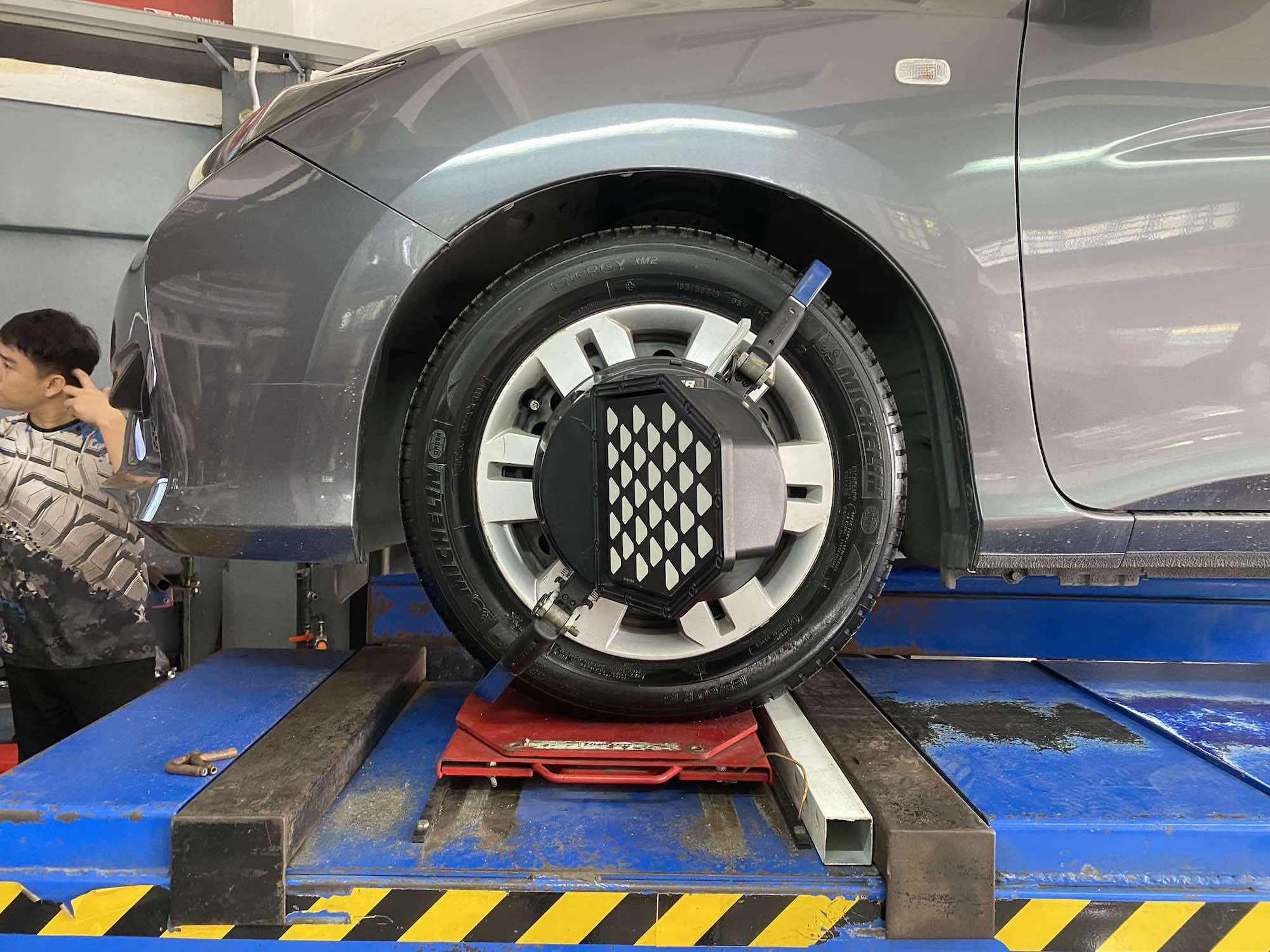 Honda city เปลี่ยนยางรถยนต์ใช้งานประจำวัน [+] Michelin energy xm2+ 185/60R15 *เพื่อความรวดเร็วนัดหมายก่อนเข้ารับบริการครับ 𝙊𝙪𝙧 𝙎𝙚𝙧𝙫𝙞𝙘𝙚 บริการทางร้านเรารับทำอะไรบ้าง 👉มียางรถยนต์ทุกยี่ห้อให้เลือกซื้อ 👉โช้คอัพ สปริง 👉เช็คช่วงล่าง แก้ปัญหาให้ตรงจุด 👉ติดตั้งยางแบบไร้รอย 100% 👉บริการสลับยาง ตามอายุ 👉บริการล้างลิ้นปีกผีเสื้อ 👉บริการเช็คระยะรถยนต์ 👉เปลี่ยนถ่ายของเหลวทั้งระบบ 👉ตั้งศูนย์ด้วยเครื่อง HUNTER นำเข้าจาก USA สอบถามข้อมูลเพิ่มเติม หรือนัดหมายเข้ารับบริการ ☎️ : 08-6569-1915 ☎️ : 08-6544-5963 Line id : @88rw Facebook : https://www.facebook.com/88rwtire Location : https://goo.gl/maps/HrNUAZXPN94KvxZ98? #รถยนต์มีปัญหาไม่รู้ต้องแก้ตรงไหน ทางเรายินดี ตรวจหาปัญหาและหาวิธีแก้ บอกลูกค้าก่อนลงมือทำเสมอราคาเป็นธรรม #Michelin