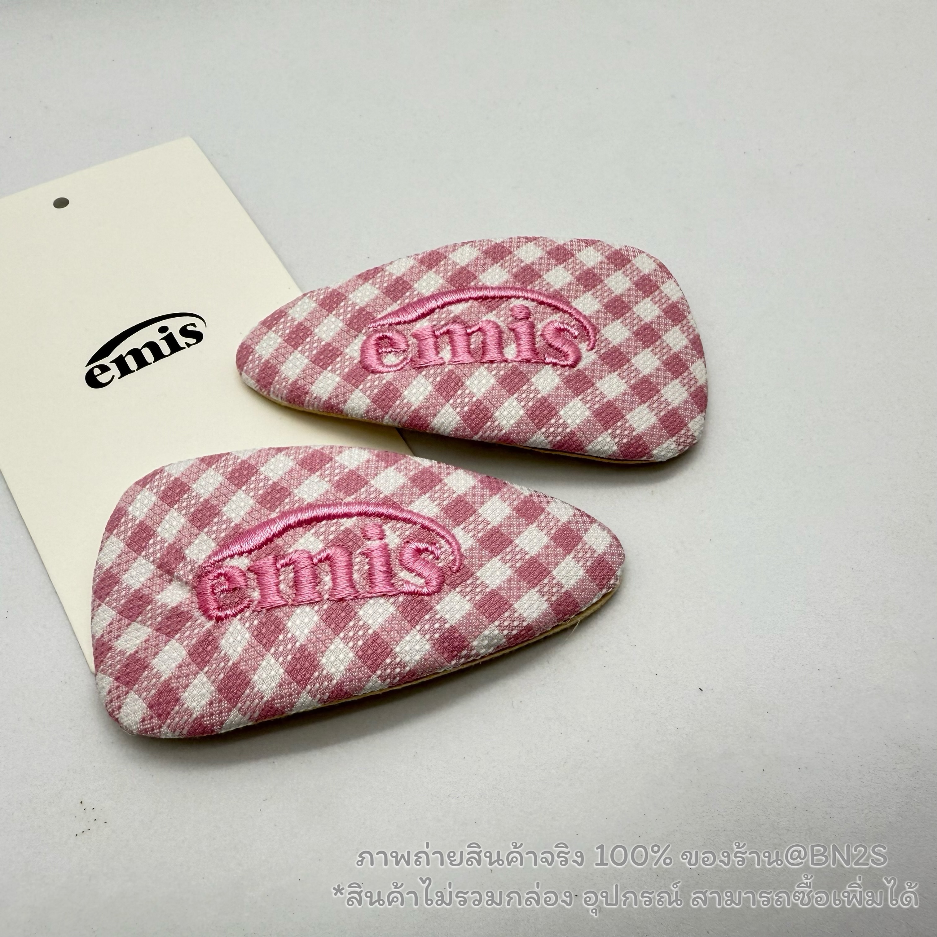 สีชมพู | พร้อมส่ง EMIS GINGHAM CHECK WIDE HAIRPIN กิ๊บหนีบสามเหลี่ยม อีมีสสึ งานปักผ้าลายสก๊อต พร้อมส่งในไทย ไม่ต้องรอพรีฯ ❌ แพ๊คคู่ ซ้าย-ขวา น้า ขนาด : 8x4 cm. ไม่มีกล่อง อุปกรณ์