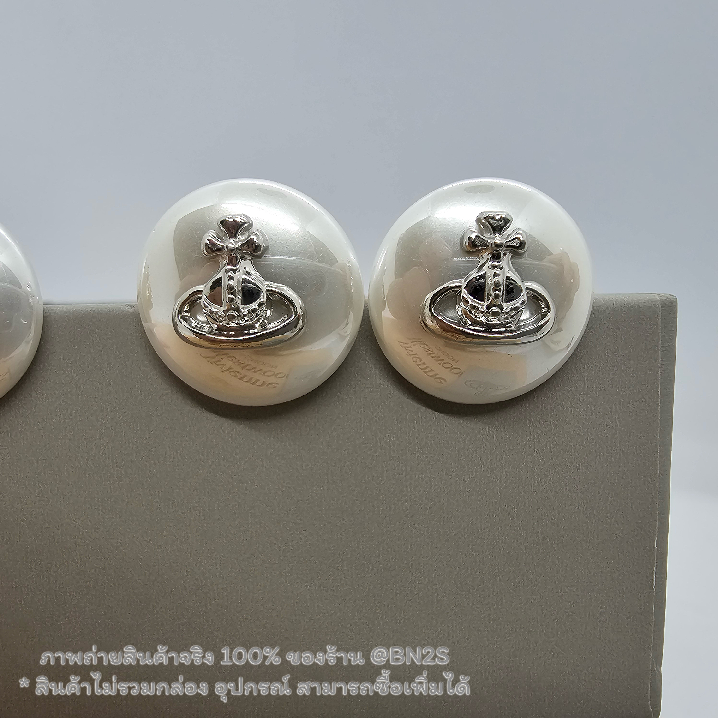 สีเงิน | Vivienne Westwood Women's White Emmylou Earrings ต่างหูไข่มุกกลม ประดับจี้วิเวียน อะไหล่เงิน ทอง แป้นกลมงานสวย น่ารัก ขนาด 2 ซม. ไม่รวมกล่อง อุปกรณ์