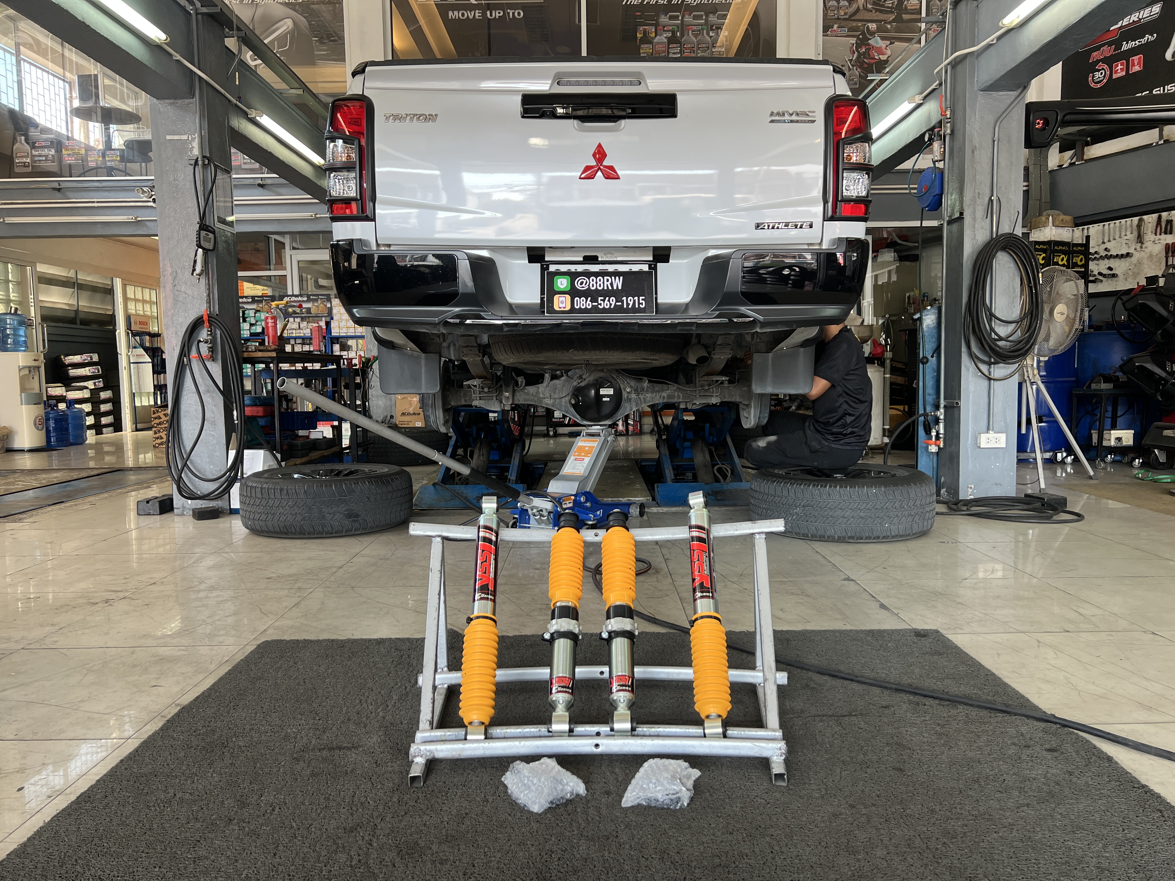 MITSUBISHI TRITON เข้ารับบริการเปลี่ยนโช้คอัพใช้งานประจำวัน [+] YSS E SERIES monotube นุ่มนวล วาล์วแปรผันอัตโนมัติ โทร : 08-6569-1915 บุ๊ก Line id : @88rw Location : https://goo.gl/maps/HrNUAZXPN94KvxZ98? รถยนต์มีปัญหาไม่รู้ต้องแก้ตรงไหน ทางเรายินดี ตรวจหาปัญหาและหาวิธีแก้ บอกลูกค้าก่อนลงมือทำเสมอด้วยราคาเป็นธรรม เวลาบริการ วันจันทร์-วันอาทิตย์ 09:00 น. - 17.30 น. #YSS #ysseseries #โช้คอัพ #ช่วงล่าง #โช๊ค #ยางรถยนต์