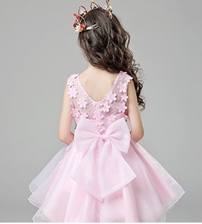 ชุดเดรสออกงานเด็กสีชมพู ติดดอกไม้รอบตัว ซิบซ้อนหลัง มีโบว์ใหญ่ถอดออกได้