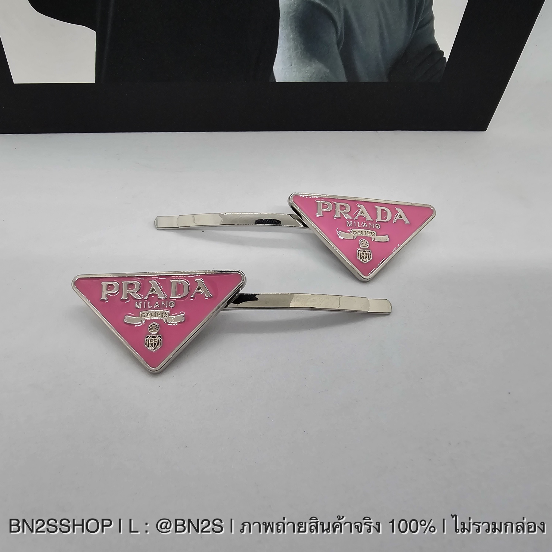 สีชมพู | Prada Metal Hair Clip กิ๊บติดผม ปราด้า โลโก้ ซ้าย ขวา ชุด 2 ชิ้น งานพรีเมียม พร้อมจัดส่ง