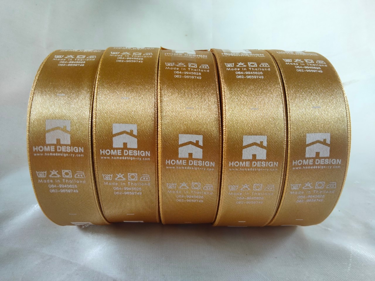 ป้ายคอเสื้อ เนื้อริบบิ้นซาติน 2.5 ซม. ริบบิ้นสีทอง พิมพ์ขาว 5ม้วน