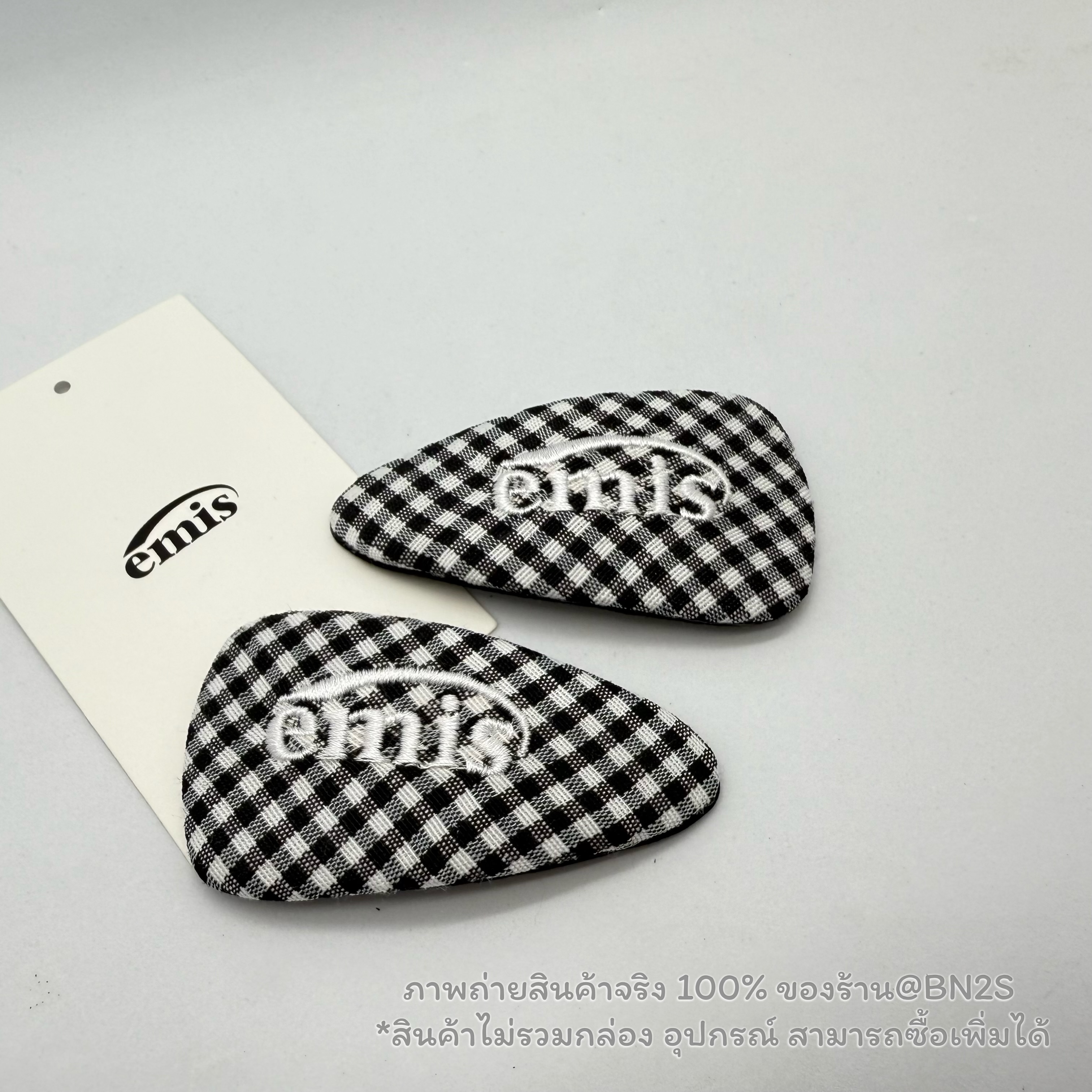 สีดำ | พร้อมส่ง EMIS GINGHAM CHECK WIDE HAIRPIN กิ๊บหนีบสามเหลี่ยม อีมีสสึ งานปักผ้าลายสก๊อต พร้อมส่งในไทย ไม่ต้องรอพรีฯ ❌ แพ๊คคู่ ซ้าย-ขวา น้า ขนาด : 8x4 cm. ไม่มีกล่อง อุปกรณ์ สำเนา