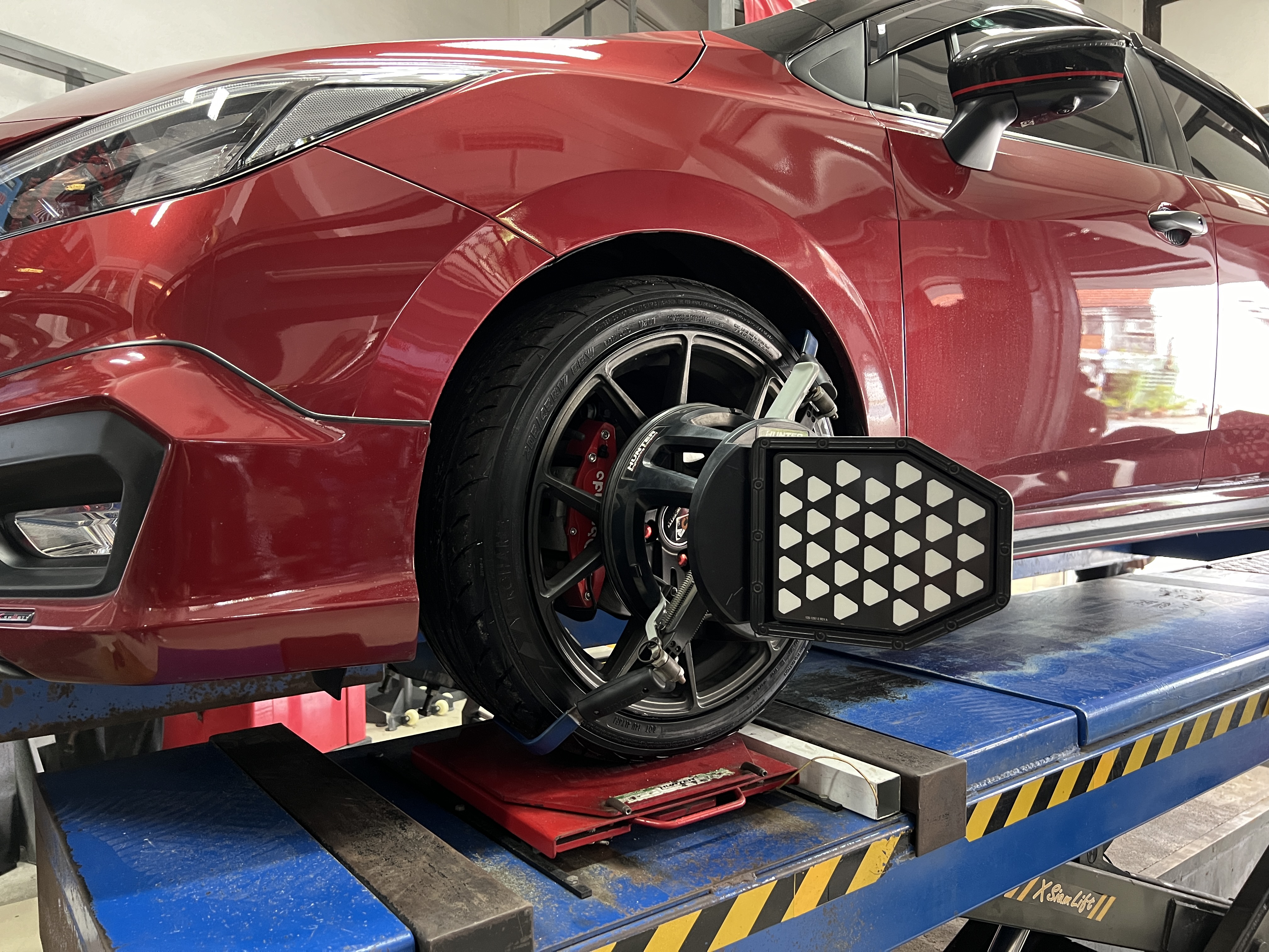 NISSAN ALMERA TURBO 1.0 เปลี่ยนยางรถยนต์ใช้งานประจำวัน [+] YOKOHAMA V701 205/45R17 *นัดหมายก่อนเข้ารับบริการ เพื่อความรวดเร็วครับ 𝙊𝙪𝙧 𝙎𝙚𝙧𝙫𝙞𝙘𝙚 บริการทางร้านเรารับทำอะไรบ้าง 🔧 มียางรถยนต์ทุกยี่ห้อให้เลือกซื้อ 🔧 โช้คอัพ สปริง 🔧 เช็คช่วงล่าง แก้ปัญหาให้ตรงจุด 🔧 ติดตั้งยางแบบไร้รอย 100% 🔧 บริการสลับยาง ตามอายุ 🔧 บริการล้างลิ้นปีกผีเสื้อ 🔧 บริการเช็คระยะรถยนต์ 🔧 เปลี่ยนถ่ายของเหลวทั้งระบบ 🔧 ตั้งศูนย์ด้วยเครื่อง HUNTER นำเข้าจาก USA สอบถามข้อมูลเพิ่มเติม หรือนัดหมายเข้ารับบริการ ☎️ : 08-6569-1915 ☎️ : 08-6544-5963 Line id : @88rw Tiktok : https://www.tiktok.com/@88rwycrr Youtube : https://youtube.com/@88rw Facebook : https://www.facebook.com/88rwtire Location : https://goo.gl/maps/HrNUAZXPN94KvxZ98? #รถยนต์มีปัญหาไม่รู้ต้องแก้ตรงไหน ทางเรายินดี ตรวจหาปัญหาและหาวิธีแก้ บอกลูกค้าก่อนลงมือทำเสมอราคาเป็นธรรมไม่เอาเปรียบ สบายใจคุณลูกค้า ร้านยางเจริญรุ่งเรือง ยินดีต้อนรับครับ
