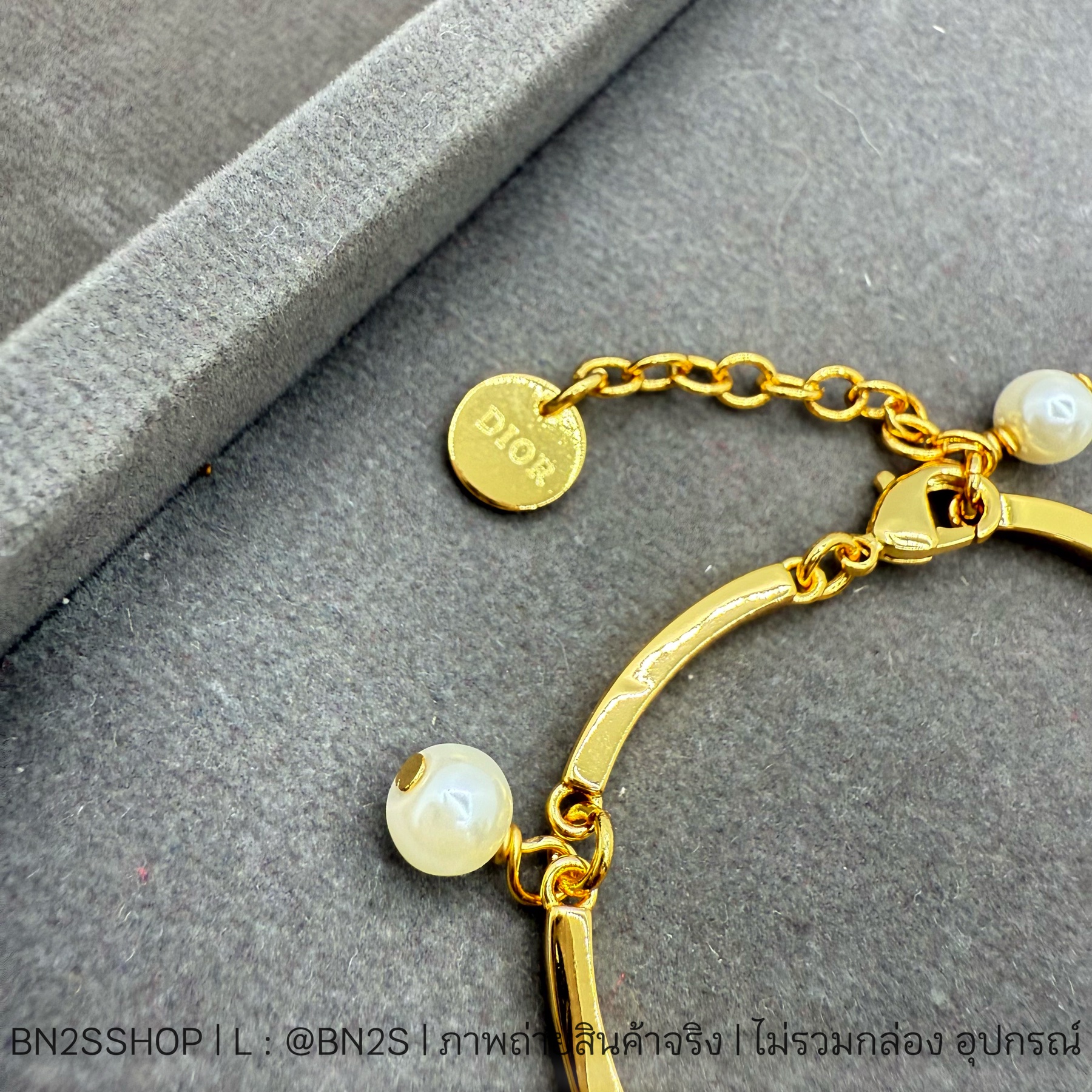 สร้อยข้อมือดิออ สายโซ่ห้อยจี้ชาร์มตัวโลโก้ Dior งาน 1:1