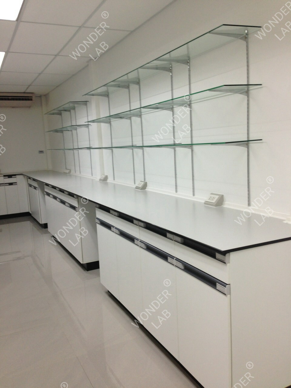 ตู้และชั้นโชว์ในห้องปฏิบัติการ