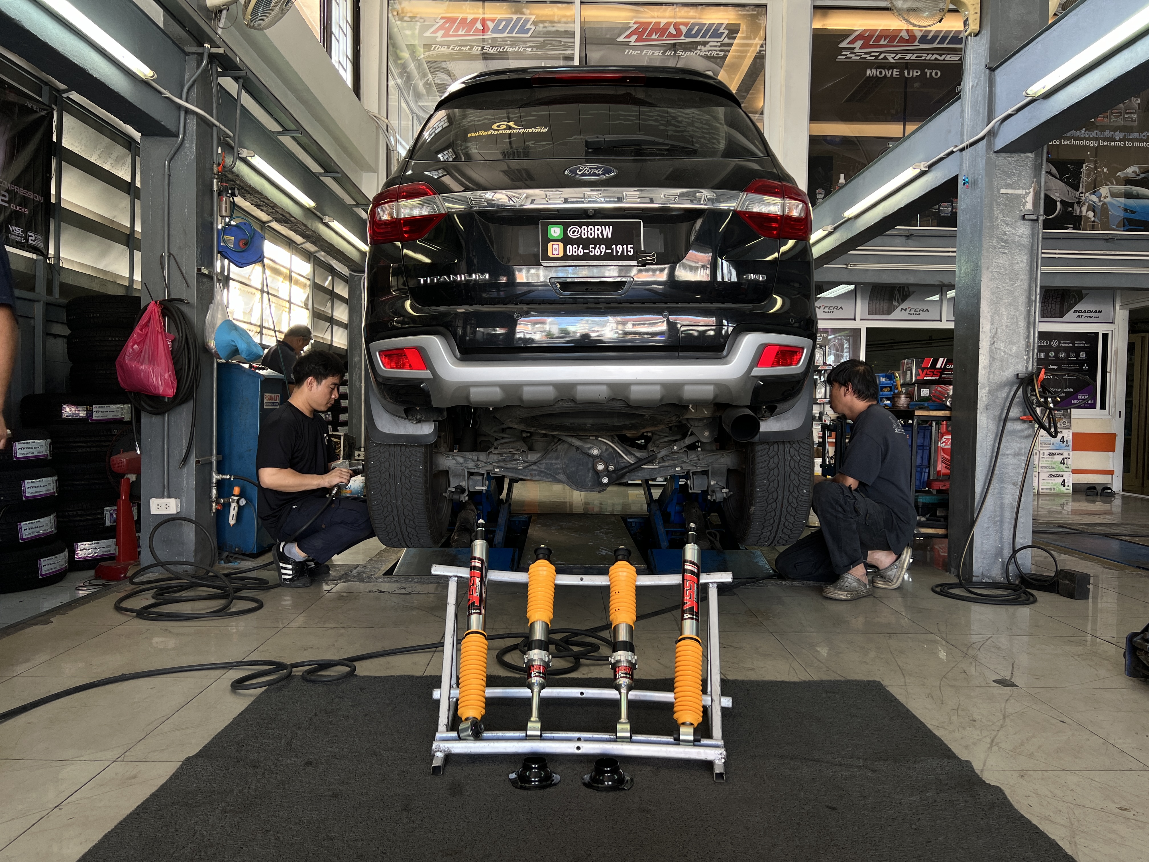FORD EVEREST เปลี่ยนโช้คอัพแก้ไขอาการเด้งเปลี่ยนโช้คอัพ [+] YSS E SERIES หน้า หลัง สอบถามข้อมูลเพิ่มเติม หรือนัดหมาย โทร : 08-6569-1915 บุ๊ก Line id : @88rw Location : https://goo.gl/maps/HrNUAZXPN94KvxZ98? รถยนต์มีปัญหาไม่รู้ต้องแก้ตรงไหน ทางเรายินดี ตรวจหาปัญหาและหาวิธีแก้ บอกลูกค้าก่อนลงมือทำเสมอด้วยราคาเป็นธรรม เวลาบริการ วันจันทร์-วันอาทิตย์ 09:00 น. - 17.30 น. #YSS #ysseseries #โช้คอัพ #ช่วงล่าง #โช๊ค #ยางรถยนต์