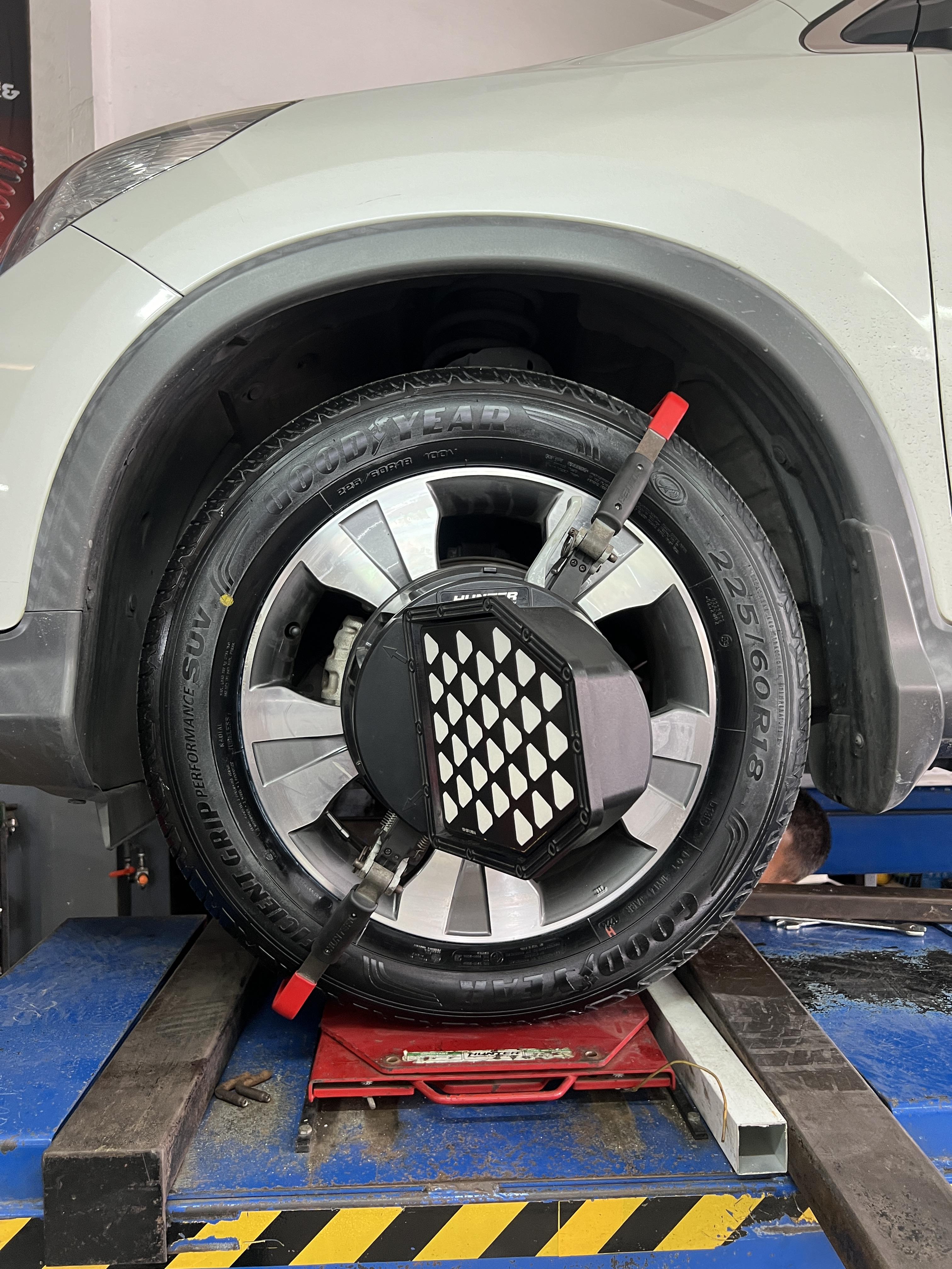 HONDA CRV GEN4 เปลี่ยนยางรถยนต์ [+] GOODYEAR EFFICIENCY โทร : 08-6569-1915 บุ๊ก Line id : @88rw Location : https://goo.gl/maps/HrNUAZXPN94KvxZ98? รถยนต์มีปัญหาไม่รู้ต้องแก้ตรงไหน ทางเรายินดี ตรวจหาปัญหาและหาวิธีแก้ บอกลูกค้าก่อนลงมือทำเสมอด้วยราคาเป็นธรรม เวลาบริการ วันจันทร์-วันอาทิตย์ 09:00 น. - 17.30 น. #Goodyear #hondacrv #โช้คอัพ #ช่วงล่าง #โช๊ค #ยางรถยนต์