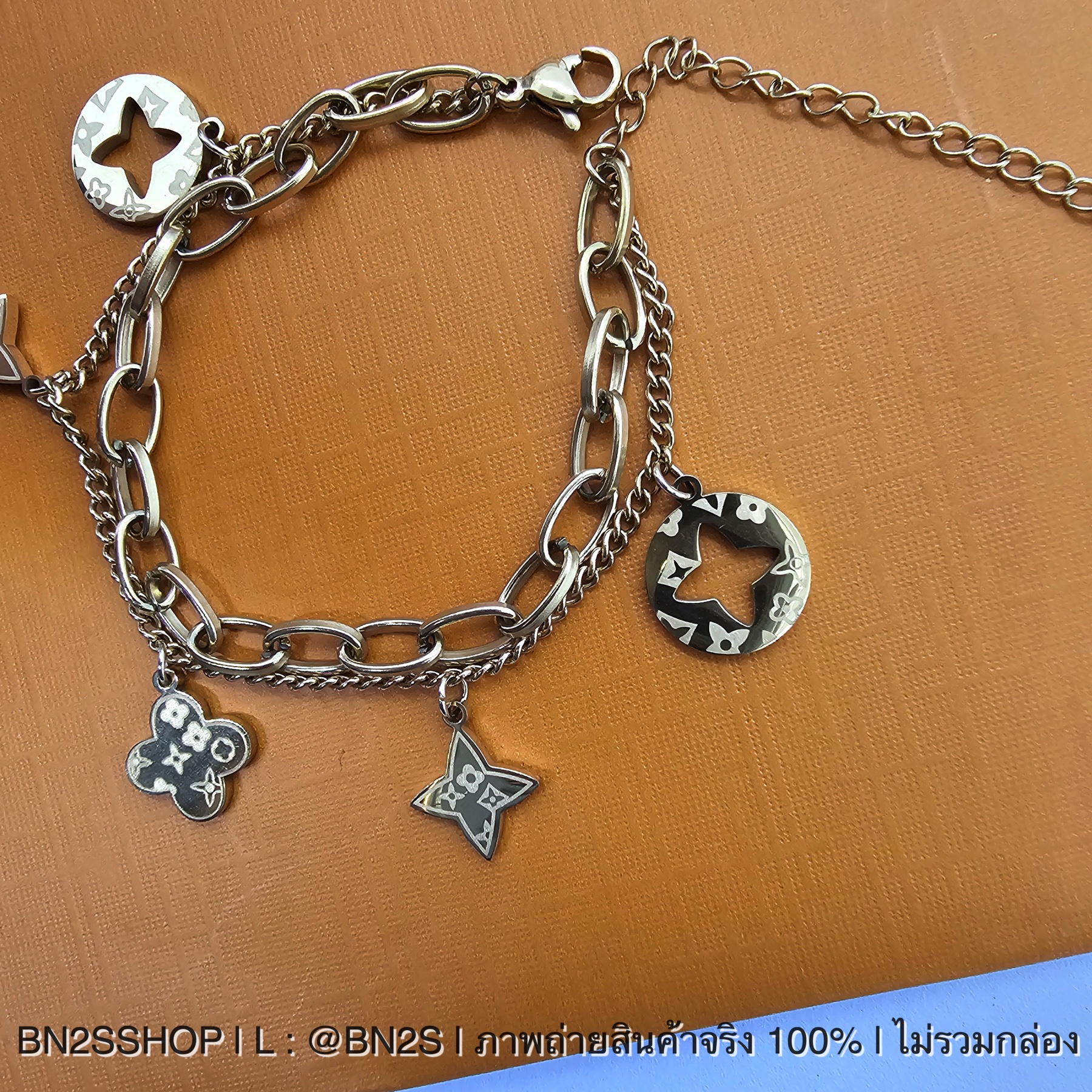 สร้อยข้อมือสายโซ่ 2 ชั้น ห้อยจี้ชาร์ม ลาย LV Monogram