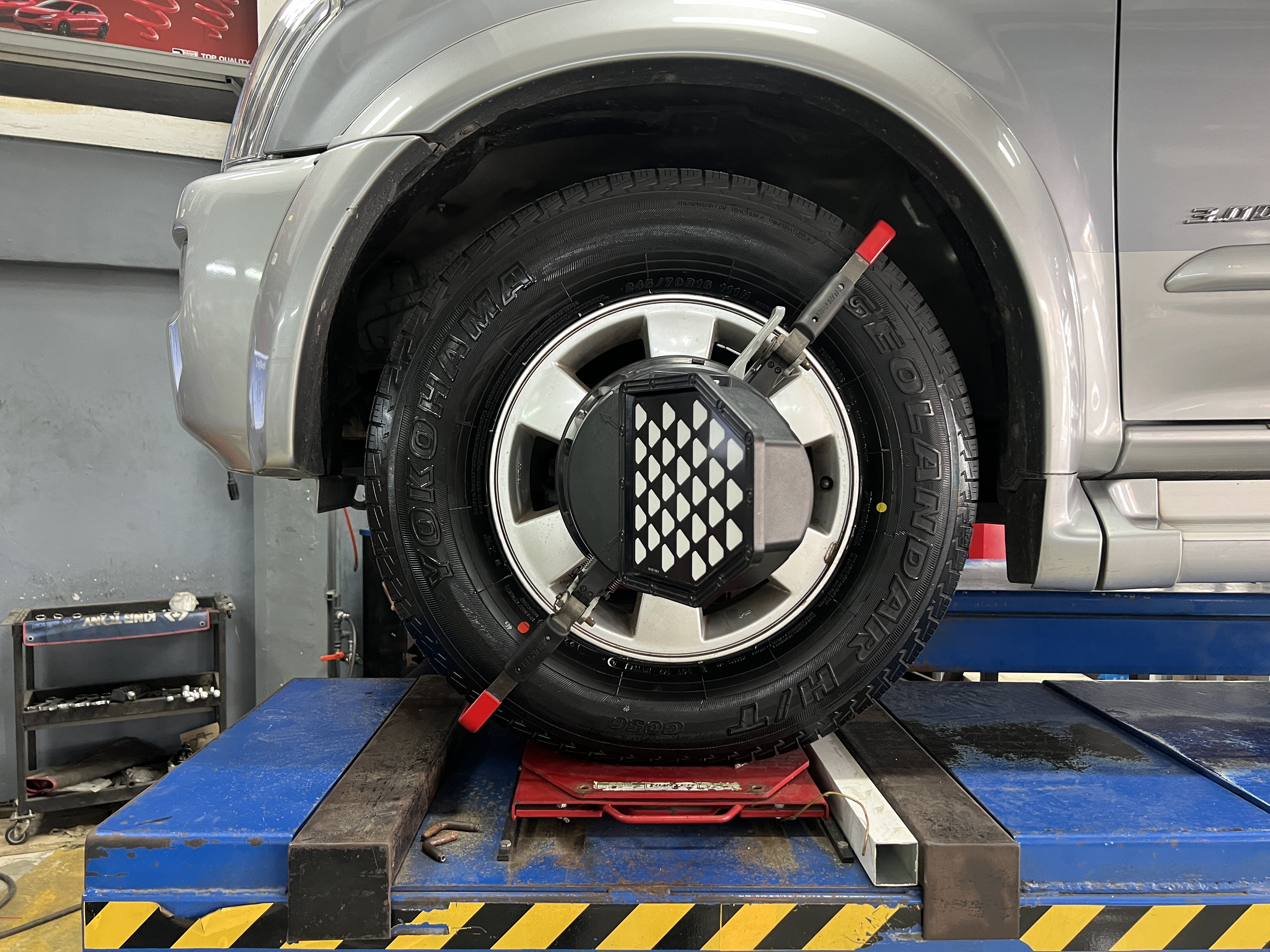 ISUZU MU 7 เปลี่ยนยางรถยนต์เน้นใช้งานประจำวัน เลือกใช้งานของดี [+] YOKOHAMA G056 245/70R16 *เพื่อความสะดวกในการรับบริการ นัดหมายเวลาก่อนเข้ารับบริการทุกครั้งครับ 𝙊𝙪𝙧 𝙎𝙚𝙧𝙫𝙞𝙘𝙚 บริการทางร้านเรารับทำอะไรบ้าง 🔧 มียางรถยนต์ทุกยี่ห้อให้เลือกซื้อ 🔧 โช้คอัพ สปริง 🔧 เช็คช่วงล่าง แก้ปัญหาให้ตรงจุด 🔧 ติดตั้งยางแบบไร้รอย 100% 🔧 บริการสลับยาง ตามอายุ 🔧 บริการล้างลิ้นปีกผีเสื้อ 🔧 บริการเช็คระยะรถยนต์ 🔧 เปลี่ยนถ่ายของเหลวทั้งระบบ 🔧 ตั้งศูนย์ด้วยเครื่อง HUNTER นำเข้าจาก USA สอบถามข้อมูลเพิ่มเติม หรือนัดหมายเข้ารับบริการ ☎️ : 08-6569-1915 ☎️ : 08-6544-5963 Line id : @88rw Tiktok : https://www.tiktok.com/@88rwycrr Youtube : https://youtube.com/@88rw Facebook : https://www.facebook.com/88rwtire Location : https://goo.gl/maps/HrNUAZXPN94KvxZ98?coh=178573&entry=tt #รถยนต์มีปัญหาไม่รู้ต้องแก้ตรงไหน ทางเรายินดี ตรวจหาปัญหาและหาวิธีแก้ บอกลูกค้าก่อนลงมือทำเสมอราคาเป็นธรรมไม่เอาเปรียบ สบายใจคุณลูกค้า ร้านยางเจริญรุ่งเรือง ยินดีต้อนรับครับ