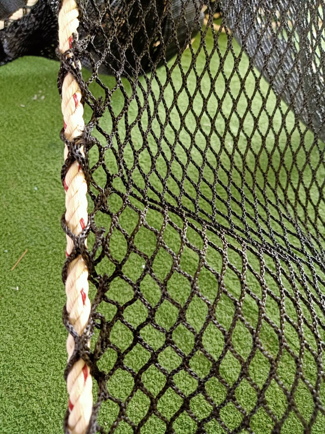 ตาข่ายกันตก Safetynet 2.5มิล ตา1.5x1.5 cm. สีดำ มีขนาดให้เลือก . HDPE กันคนตก พร้อมร้อยเชือกขอบ กันเศษวัสดุจากงานก่อสร้าง ตาข่ายพร้อมใช้งาน พร้อมส่ง