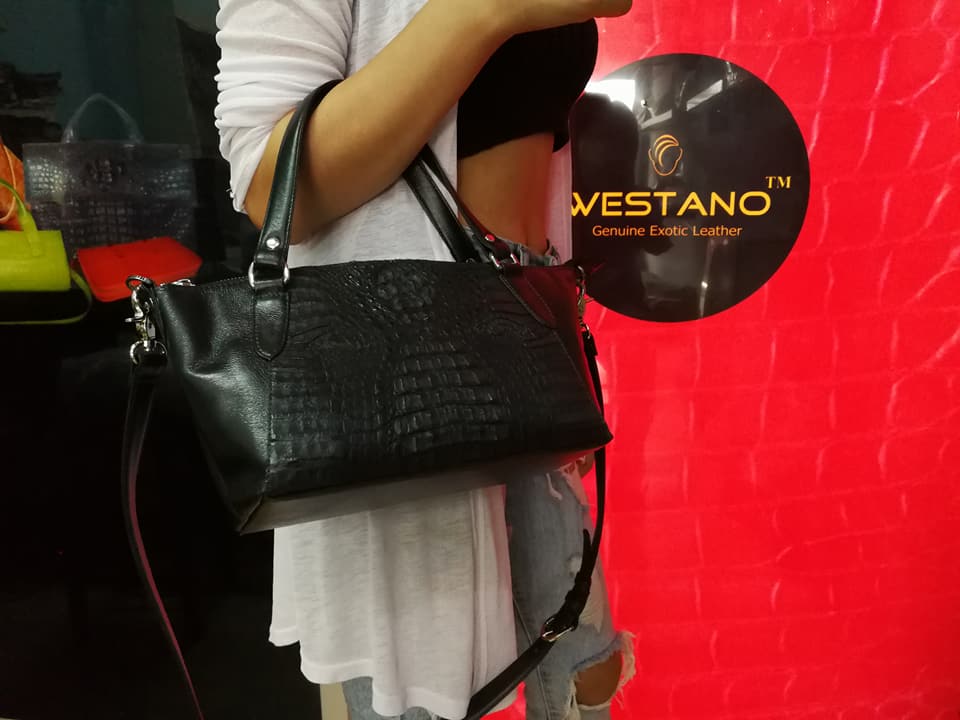 กระเป๋าหนังถือจระเข้แท้ สีดำ รหัส CRW1217W-10-BL