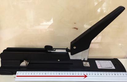 เครื่องเย็บกลางกระดาษปกเอกสาร (long-reach stapler) รุ่น SC-102