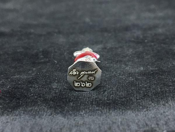 รูปหล่อไอ้ไข่ รุ่นรวยบันดาลทรัพย์ ศาลไอ้ไข่ วัดศรีมาประสิทธิ์ นครศรีธรรมราช ป๋อง สุพรรณ การันตี จัดสร้างครั้งแรก ครั้งเดียวครับ เนื้อเงิน ลงยาสีแดง หมายเลข ๒๖๒