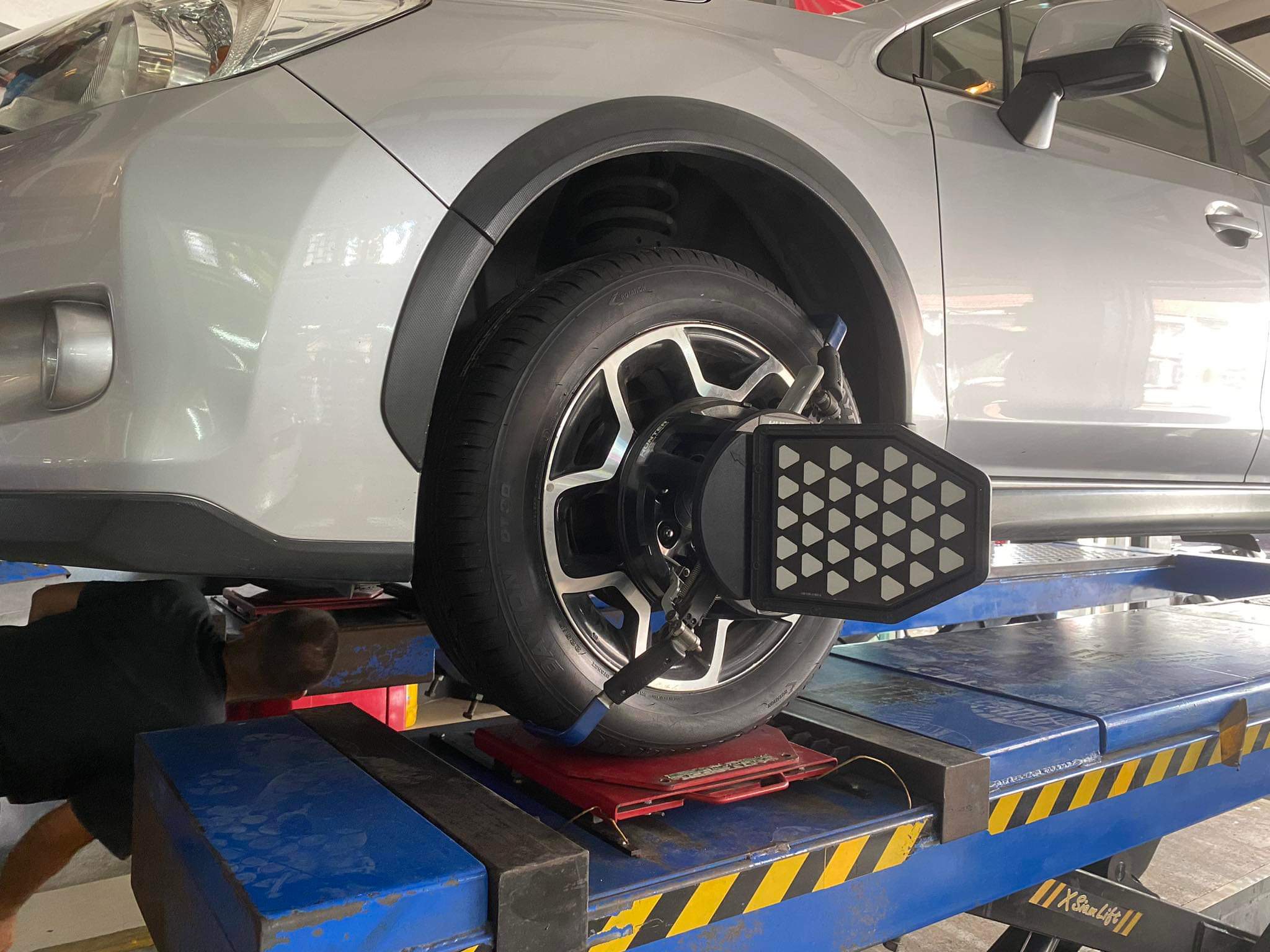 SUBARU XV เข้ารับเปลี่ยนยางรถยนต์ใช้งานประจำวัน [+]DAYTON DT30 225/55R17 *เพื่อความสะดวกในการรับบริการ นัดหมายเวลาก่อนเข้ารับบริการทุกครั้งครับ 𝙊𝙪𝙧 𝙎𝙚𝙧𝙫𝙞𝙘𝙚 บริการทางร้านเรารับทำอะไรบ้าง 🔧 มียางรถยนต์ทุกยี่ห้อให้เลือกซื้อ 🔧 โช้คอัพ สปริง 🔧 เช็คช่วงล่าง แก้ปัญหาให้ตรงจุด 🔧 ติดตั้งยางแบบไร้รอย 100% 🔧 บริการสลับยาง ตามอายุ 🔧 บริการล้างลิ้นปีกผีเสื้อ 🔧 บริการเช็คระยะรถยนต์ 🔧 เปลี่ยนถ่ายของเหลวทั้งระบบ 🔧 ตั้งศูนย์ด้วยเครื่อง HUNTER นำเข้าจาก USA สอบถามข้อมูลเพิ่มเติม หรือนัดหมายเข้ารับบริการ ☎️ : 08-6569-1915 ☎️ : 08-6544-5963 Line id : @88rw Tiktok : https://www.tiktok.com/@88rwycrr Youtube : https://youtube.com/@88rw Facebook : https://www.facebook.com/88rwtire Location : https://goo.gl/maps/HrNUAZXPN94KvxZ98?coh=178573&entry=tt #รถยนต์มีปัญหาไม่รู้ต้องแก้ตรงไหน ทางเรายินดี ตรวจหาปัญหาและหาวิธีแก้ บอกลูกค้าก่อนลงมือทำเสมอราคาเป็นธรรมไม่เอาเปรียบ สบายใจคุณลูกค้า ร้านยางเจริญรุ่งเรือง ยินดีต้อนรับครับ