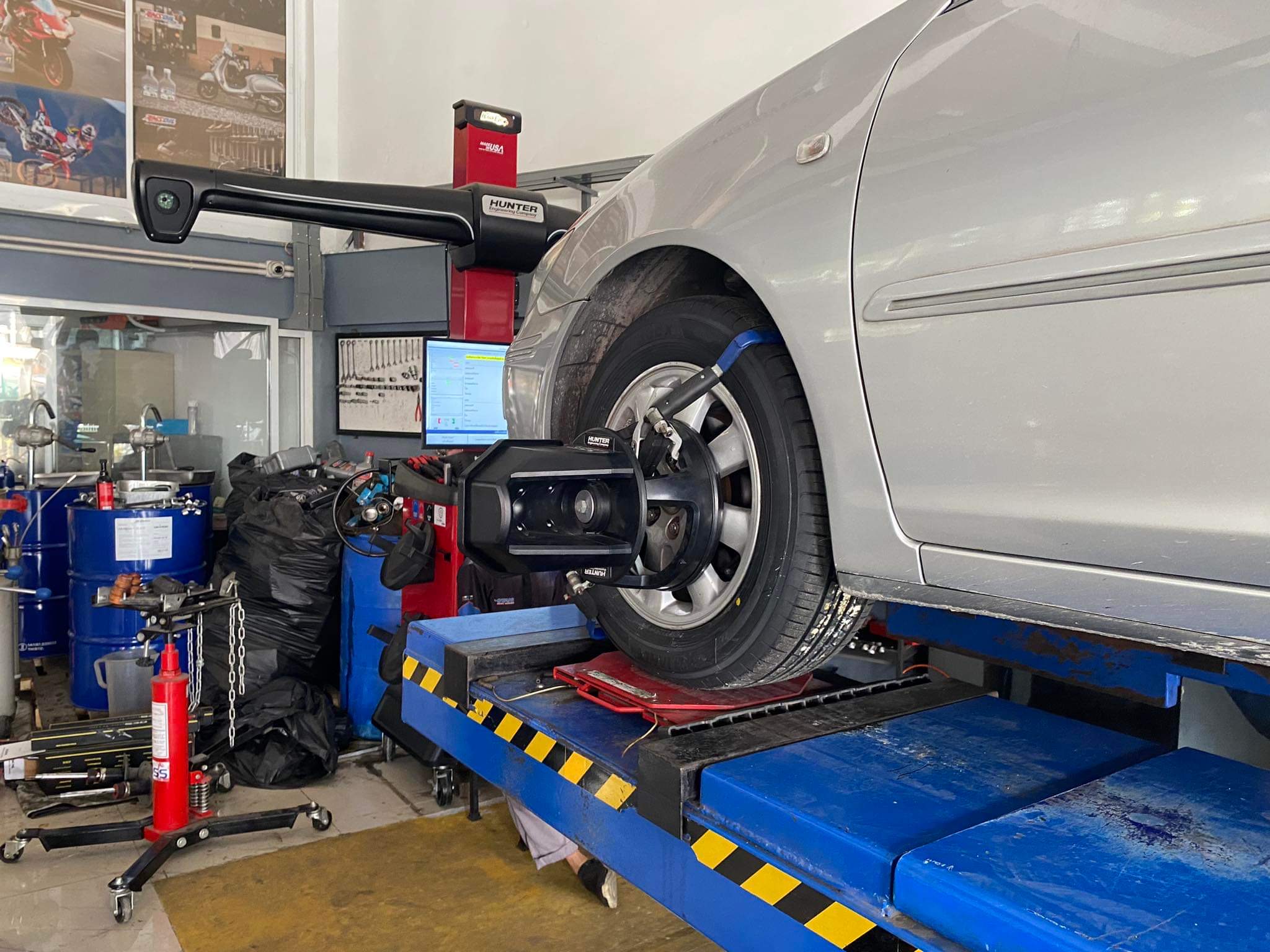 Toyota camry เปลี่ยนยางรถยนตฺนุ่มเงียบ รีดน้ำดี ผลิตญี่ปุ่น จบ [+] ALLIANCE/AL30 030EX 98W *JAPAN (BY YOKOHAMA) ขนาด 215/60R16 𝙊𝙪𝙧 𝙎𝙚𝙧𝙫𝙞𝙘𝙚 บริการทางร้าน เรารับทำอะไรบ้าง 🔧 ติดตั้งยางแบบไร้รอย 100% 🔧 บริการสลับยาง ตามอายุ 🔧 มียางรถยนต์ทุกยี่ห้อให้เลือกซื้อ 🔧 เช็คช่วงล่าง แก้ปัญหาให้ตรงจุด 🔧 บริการล้างลิ้นปีกผีเสื้อ 🔧 บริการเช็คระยะรถยนต์ 🔧 เปลี่ยนถ่ายของเหลวทั้งระบบ 🔧 ตั้งศูนย์ด้วยเครื่อง HUNTER นำเข้าจาก USA สอบถามข้อมูลเพิ่มเติม หรือนัดหมายเข้ารับบริการ Tel : 08-6569-1915 Tel : 08-6544-5963 Line id : @88rw Tiktok : https://www.tiktok.com/@88rwycrr Youtube : https://youtube.com/@88rw Facebook : https://www.facebook.com/otaninon Location : https://goo.gl/maps/HrNUAZXPN94KvxZ98?coh=178573&entry=tt #รถยนต์มีปัญหาไม่รู้ต้องแก้ตรงไหน ทางเรายินดี ตรวจหาปัญหาและหาวิธีแก้ บอกลูกค้าก่อนลงมือทำเสมอราคาเป็นธรรมไม่เอาเปรียบ สบายใจคุณลูกค้า ---------------------------------- ดูแลให้คำปรึกษาทุกปัญหาคาใจ ไม่ทิ้งลูกค้า มีบริการหลังการขาย 【ให้ผู้เชี่ยวชาญของเรา ดูแลรถคุณ】 ร้านยางเจริญรุ่งเรือง ยินดีต้อนรับครับ ---------------------------------- #โช๊คอัพรถยนต์ #monroe #yss #kayaba #profender #ร้านยางเจริญรุ่งเรือง #นนทบุรี #งามวงศ์วาน #amsfix #บริการช่วงล่างรถยนต์ #ซ่อมบำรุงช่วงล่าง #เซทอัพโช๊คอัพรถยนต์