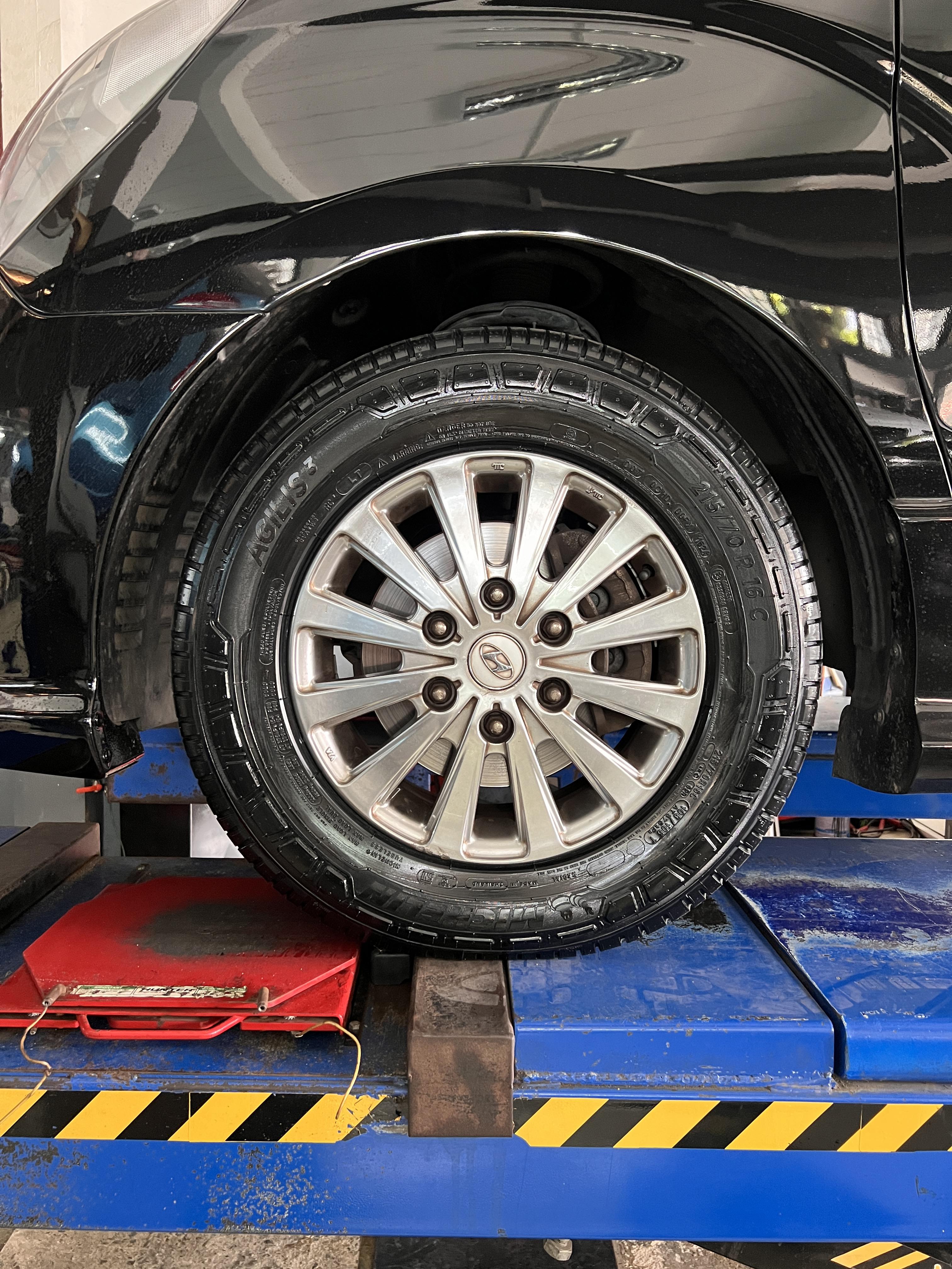 HYUNDAI H1 เข้ารับบริการรถยนต์ [+] เปลี่ยนยางรถยนต์ MICHELIN AGILIS 215/70R16 [+] เปลี่ยนถ่ายน้ำมันเครื่อง AMSOIL Heavy Duty 10W30 [+] เปลี่ยนกรองอากาศเครื่องยนต์แท้ศูนย์ พร้อมบริการติดตั้ง กวดน๊อตปอนด์ทั้งระบบ *เพื่อความสะดวกในการรับบริการ นัดหมายเวลาก่อนเข้ารับบริการทุกครั้งครับ 𝙊𝙪𝙧 𝙎𝙚𝙧𝙫𝙞𝙘𝙚 บริการทางร้านเรารับทำอะไรบ้าง 🔧 มียางรถยนต์ทุกยี่ห้อให้เลือกซื้อ 🔧 โช้คอัพ สปริง 🔧 เช็คช่วงล่าง แก้ปัญหาให้ตรงจุด 🔧 ติดตั้งยางแบบไร้รอย 100% 🔧 บริการสลับยาง ตามอายุ 🔧 บริการล้างลิ้นปีกผีเสื้อ 🔧 บริการเช็คระยะรถยนต์ 🔧 เปลี่ยนถ่ายของเหลวทั้งระบบ 🔧 ตั้งศูนย์ด้วยเครื่อง HUNTER นำเข้าจาก USA สอบถามข้อมูลเพิ่มเติม หรือนัดหมายเข้ารับบริการ ☎️ : 08-6569-1915 ☎️ : 08-6544-5963 Line id : @88rw Tiktok : https://www.tiktok.com/@88rwycrr Youtube : https://youtube.com/@88rw Facebook : https://www.facebook.com/88rwtire Location : https://goo.gl/maps/HrNUAZXPN94KvxZ98?coh=178573&entry=tt #รถยนต์มีปัญหาไม่รู้ต้องแก้ตรงไหน ทางเรายินดี ตรวจหาปัญหาและหาวิธีแก้ บอกลูกค้าก่อนลงมือทำเสมอราคาเป็นธรรมไม่เอาเปรียบ สบายใจคุณลูกค้า ร้านยางเจริญรุ่งเรือง ยินดีต้อนรับครับ