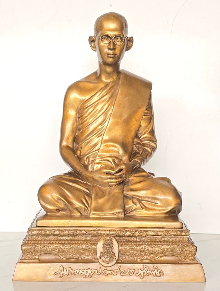 พระบรมรูปรัชกาลที่9 ทรงผนวชรุ่นพลังแผ่นดิน ปี 2554 เนื้อบรอนซ์นอก หมายเลขประจำองค์706
