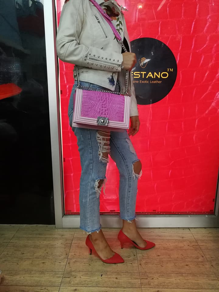 สินค้าแนะนำ : กระเป๋าสะพายหนังจระเข้แท้ สีชมพู