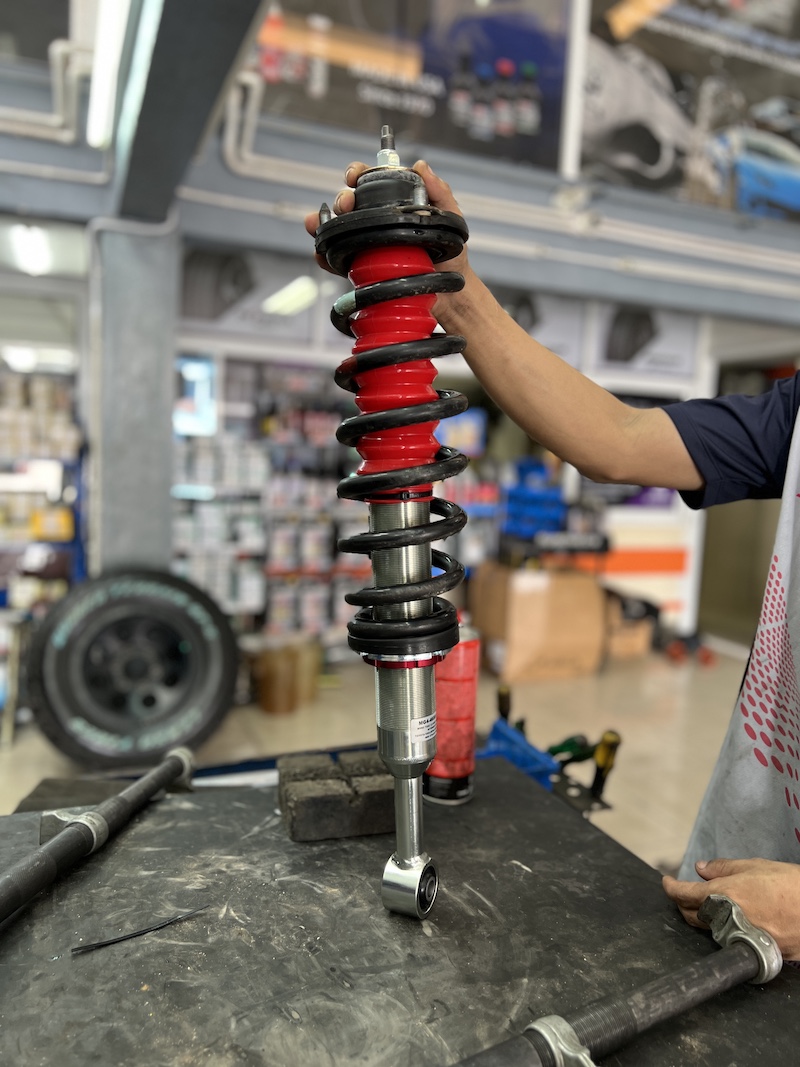 Toyota Revo Prerunner ที่ต้องการช่วงล่างที่ หนึบแน่น คุมรถอยู่หมัด และพร้อมซิ่งทุกเส้นทาง... ถึงเวลาเปลี่ยนมาใช้โช้คอัพที่สายลุยสายแต่งไว้วางใจ! ติดตั้งโช้คอัพ Profender Monotube 2.0 สิ่งที่จะได้รับหลังจากติดตั้ง: สมรรถนะที่เหนือกว่า: ด้วยระบบ Monotube (กระบอกเดียว) ให้การตอบสนองที่รวดเร็วและคงที่ ไม่เกิดอาการเฟดง่าย แข็งแรงทนทาน: กระบอกใหญ่ถึง 60 มม. และลูกสูบ 46 มม. ช่วยลดอาการ โคลงและโยนย้วย ของรถได้อย่างดีเยี่ยม ปรับความสูง-ต่ำได้: โช้คอัพคู่หน้าเป็นแบบสตรัทปรับเกลียว สามารถปรับความสูง-ต่ำได้สูงสุดถึง 2 นิ้ว ตามสไตล์ที่ต้องการ คุ้มค่าระยะยาว: โช้คอัพสามารถเปิดซ่อมบำรุงได้ตลอดอายุการใช้งาน เหมาะสำหรับใคร? เจ้าของ Revo ที่เน้นการขับขี่ที่ความเร็วสูง ผู้ที่ต้องการช่วงล่างที่ หนึบ ไม่แข็งกระด้าง และต้องการอัปเกรดเพื่อความสวยงาม 👉 ยกระดับรถกระบะของคุณให้ขับสนุกและมั่นใจยิ่งขึ้นด้วย Profender Monotube 2.0! 📌 สอบถามข้อมูลเพิ่มเติม หรือนัดหมายเข้ารับบริการ ☎️ : 08-6569-1915 ☎️ : 08-6544-5963 💬 Line id : @88rw 📍 Location : https://goo.gl/maps/HrNUAZXPN94KvxZ98 🌐 Facebook : https://www.facebook.com/88rwtire #Toyota #Revo #Prerunner #Profender #Monotube2.0 #โช้คอัพ #ช่วงล่าง #ยางเจริญรุ่งเรือง #นนทบุรี #งามวงศ์วาน