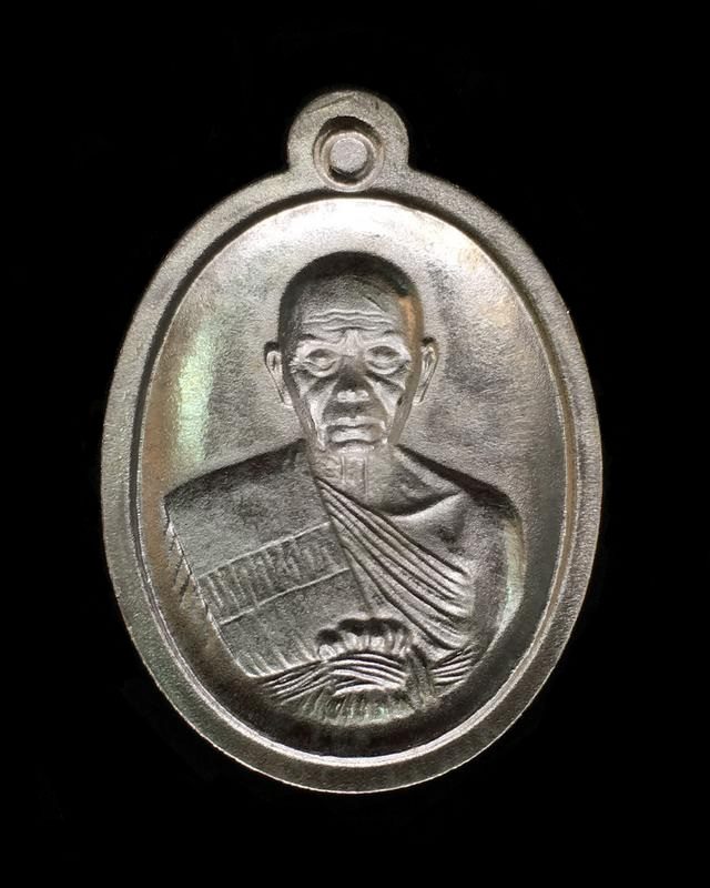 เหรียญรูปไข่ หลวงพ่อคูณ ปริสุทฺโธ วัดบ้านไร่ พิมพ์ครึ่งองค์ รุ่นปาฏิหาริย์ EOD ปี ๒๕๕๖ เหรียญโซนเนื้อเงิน จากชุดซื่อที่ดิน E1.1 เนื้อเงิน หลังแบบ ไม่ตัดปีก หมายเลข ๑๓๖