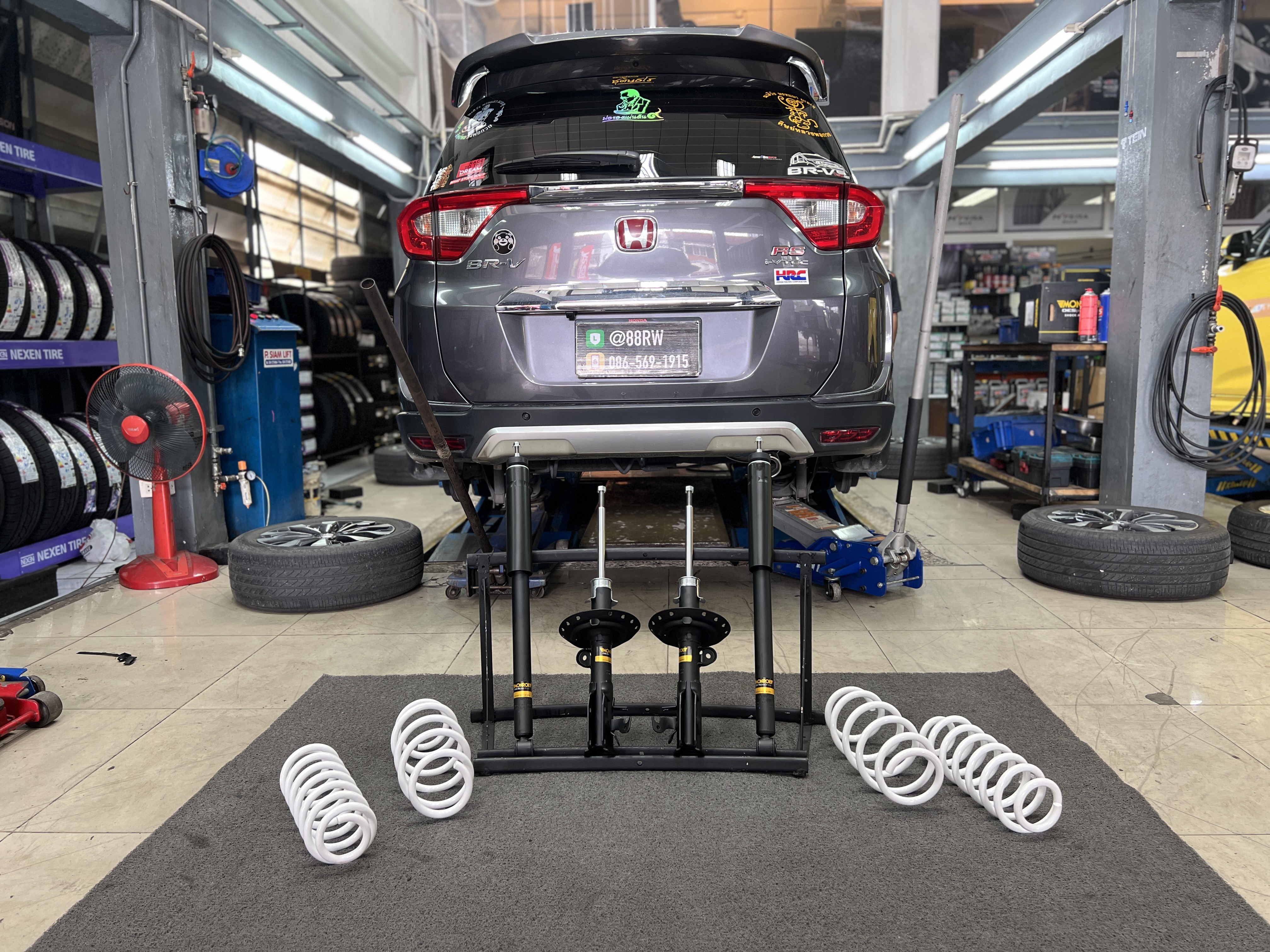 HONDA BRV เพิ่มความแน่น ลดอาการโยนช่วงล่าง [+] MONROE OE SPECTRUM พร้อมอะไหล่ส่วนควบทั้งหมด [+] YSS COMFORT SPRING ตรงรุ่น สอบถามข้อมูลเพิ่มเติม หรือนัดหมายเข้ารับบริการ ☎️ : 08-6569-1915 ☎️ : 08-6544-5963 Line id : @88rw Facebook : https://www.facebook.com/88rwtire Location : https://goo.gl/maps/HrNUAZXPN94KvxZ98 #monroe #ysscomfortspring #ยางรถยนต์ #ช่วงล่างรถยนต์ #โช้คอัพรถยนต์