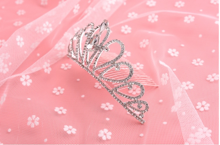 มงกุฏขนาดรองใหญ่ ขนาด สูง 6 กว้าง 15 ซม. แบบหวีปักง่ายปักแน่น ของจริงเพชรสวยแวววาวสวยมาก