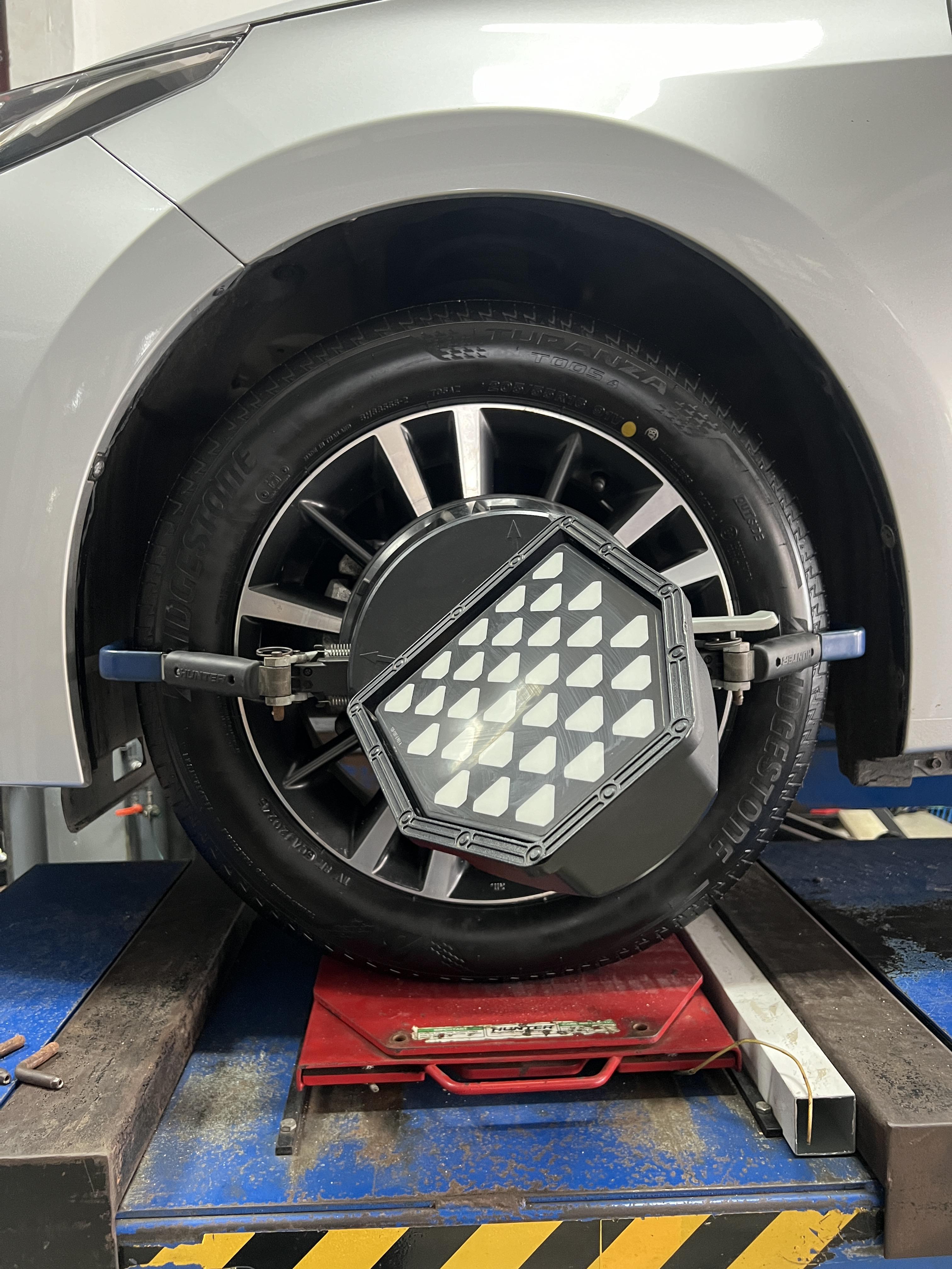 TOYOTA ALTIS เข้ารับบริการเปลี่ยนยางรถยนต์ [+] BRIDGESTONE TURANZA T005A 205/55R16 𝙊𝙪𝙧 𝙎𝙚𝙧𝙫𝙞𝙘𝙚 บริการทางร้านเรารับทำอะไรบ้าง 🔧 มียางรถยนต์ทุกยี่ห้อให้เลือกซื้อ 🔧 โช้คอัพ สปริง 🔧 เช็คช่วงล่าง แก้ปัญหาให้ตรงจุด 🔧 ติดตั้งยางแบบไร้รอย 100% 🔧 บริการสลับยาง ตามอายุ 🔧 บริการล้างลิ้นปีกผีเสื้อ 🔧 บริการเช็คระยะรถยนต์ 🔧 เปลี่ยนถ่ายของเหลวทั้งระบบ 🔧 ตั้งศูนย์ด้วยเครื่อง HUNTER นำเข้าจาก USA สอบถามข้อมูลเพิ่มเติม หรือนัดหมายเข้ารับบริการ ☎️ : 08-6569-1915 ☎️ : 08-6544-5963 Line id : @88rw Tiktok : https://www.tiktok.com/@88rwycrr Youtube : https://youtube.com/@88rw Facebook : https://www.facebook.com/88rwtire Location : https://goo.gl/maps/HrNUAZXPN94KvxZ98?coh=178573&entry=tt #รถยนต์มีปัญหาไม่รู้ต้องแก้ตรงไหน ทางเรายินดี ตรวจหาปัญหาและหาวิธีแก้ บอกลูกค้าก่อนลงมือทำเสมอราคาเป็นธรรมไม่เอาเปรียบ สบายใจคุณลูกค้า ร้านยางเจริญรุ่งเรือง ยินดีต้อนรับครับ