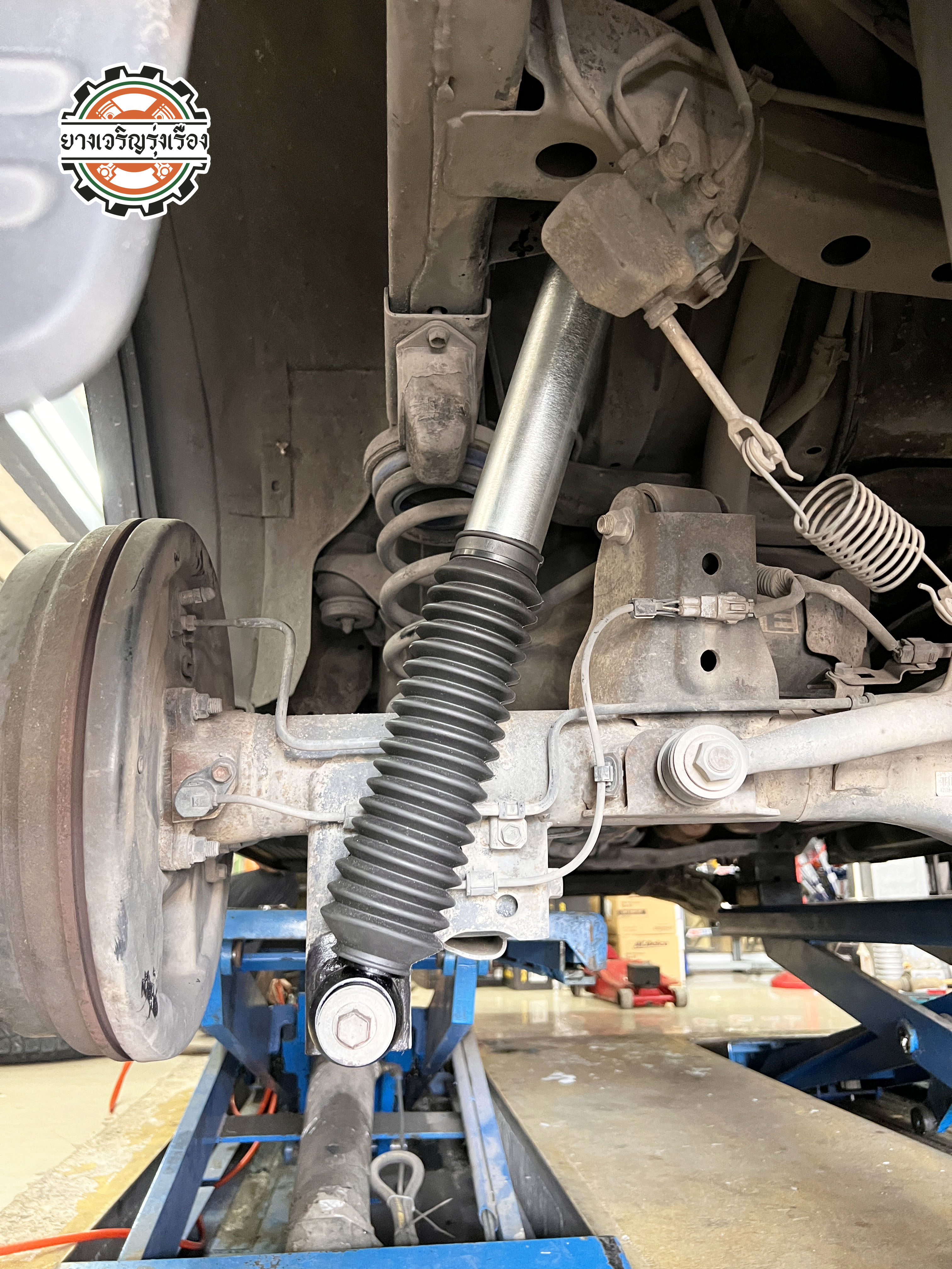 TOYOTA FORTUNER อัพเกรดโช๊คอัพอเมริกา Eibach แกร่ง กระบอกใหญ่ นุ่มหนึบ ทนทาน Made in USA 🇺🇸 🛻Eibach ระบบ Montube กระบอกหนาชั้นเดียวระบายความร้อนได้รวดเร็ว ขับนานเท่าไหร่ก็ไม่ย้วย ขับขี่เดินทางไกลได้ยาวนานต่อเนื่อง🚙 🛻Eibach ผลิตประเทศอเมริกา 100% ใช้มาตรฐานการผลิตที่สูงมากกว่าโช๊คอัพในไทยทั่วไป ทำให้อายุการทำงานของโช๊คอัพนั้นยาวนาน💯 🛻Eibach แกนแข็งแรง เคลือบด้วยกรรมวิธี Nitro Coated ป้องกันการจับของฝุ่น ทำให้ซีลยางไม่ฉีกขาดง่าย👨‍🔧 🛻Eibach Warranty ยาวนานถึง 2ปี หรือ 50,000 km!!!😲 🔩พร้อมบริการติดตั้ง + Set up ให้เหมาะกับยาง 🔩 ขับสนุกด้วยบริการ ตั้งศูนย์ละเอียดให้เหมาะกับการใช้งานและลักษณะของช่วงล่าง 𝙊𝙪𝙧 𝙎𝙚𝙧𝙫𝙞𝙘𝙚 บริการทางร้าน เรารับทำอะไรบ้าง 🔧 ติดตั้งยางแบบไร้รอย 100% 🔧 บริการสลับยาง ตามอายุ 🔧 มียางรถยนต์ทุกยี่ห้อให้เลือกซื้อ 🔧 เช็คช่วงล่าง แก้ปัญหาให้ตรงจุด 🔧 บริการล้างลิ้นปีกผีเสื้อ 🔧 บริการเช็คระยะรถยนต์ 🔧 เปลี่ยนถ่ายของเหลวทั้งระบบ 🔧 ตั้งศูนย์ด้วยเครื่อง HUNTER นำเข้าจาก USA สอบถามข้อมูลเพิ่มเติม หรือนัดหมายเข้ารับบริการ Tel : 08-6569-1915 Tel : 08-6544-5963 Line id : @88rw Tiktok : https://www.tiktok.com/@88rwycrr Youtube : https://youtube.com/@88rw Facebook : https://www.facebook.com/88rwtire Location : https://goo.gl/maps/HrNUAZXPN94KvxZ98?coh=178573&entry=tt #รถยนต์มีปัญหาไม่รู้ต้องแก้ตรงไหน ทางเรายินดี ตรวจหาปัญหาและหาวิธีแก้ บอกลูกค้าก่อนลงมือทำเสมอราคาเป็นธรรมไม่เอาเปรียบ สบายใจคุณลูกค้า ---------------------------------- ดูแลให้คำปรึกษาทุกปัญหาคาใจ ไม่ทิ้งลูกค้า มีบริการหลังการขาย 【ให้ผู้เชี่ยวชาญของเรา ดูแลรถคุณ】 ร้านยางเจริญรุ่งเรือง ยินดีต้อนรับครับ ---------------------------------- #โช๊คอัพรถยนต์ #monroe #yss #kayaba #profender #ร้านยางเจริญรุ่งเรือง #นนทบุรี #งามวงศ์วาน #amsfix #บริการช่วงล่างรถยนต์ #ซ่อมบำรุงช่วงล่าง #เซทอัพโช๊คอัพรถยนต์