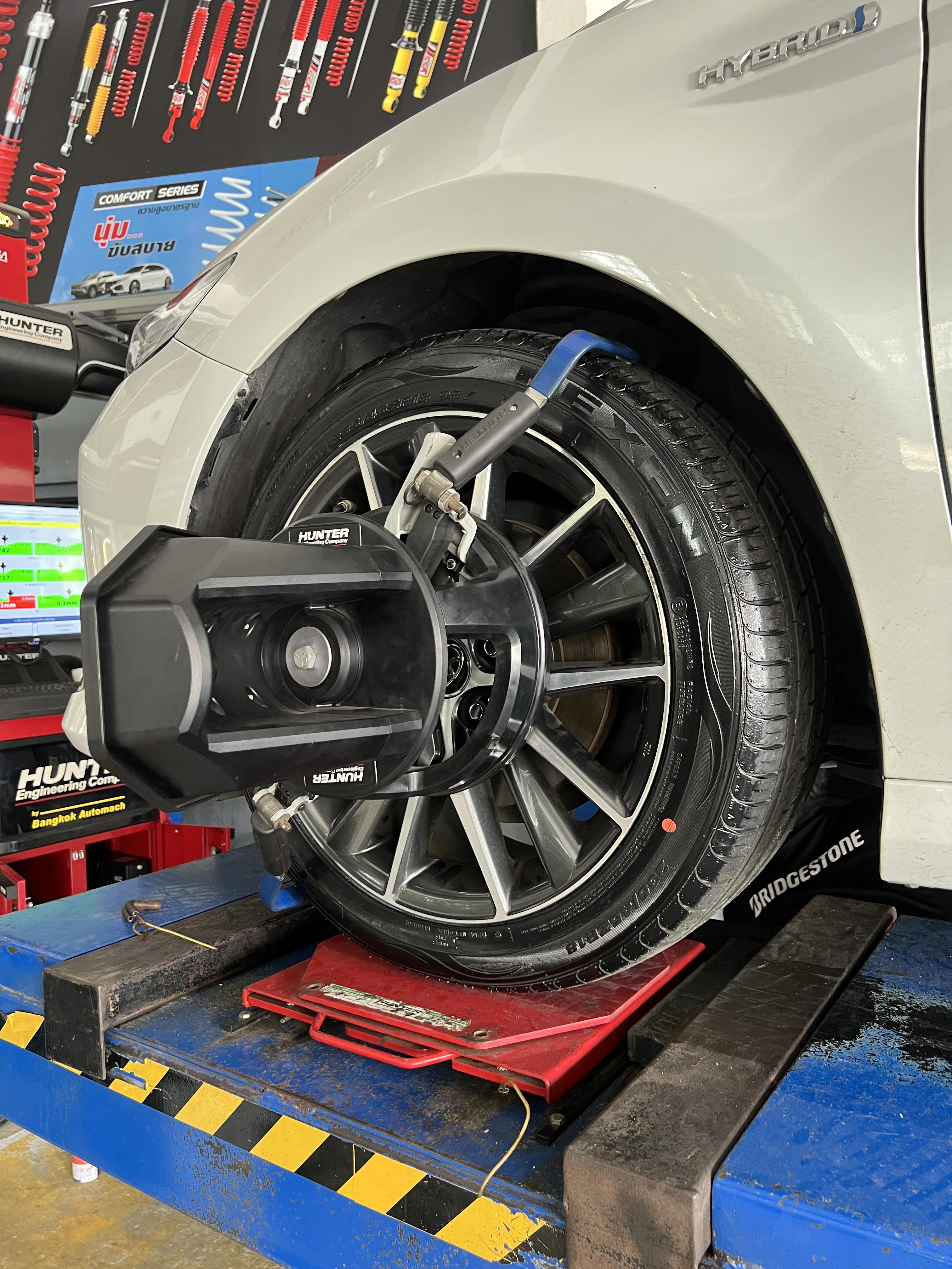 TOYOTA CAMRY เข้ารับบริการเปลี่ยนยางรถยนต์ เลือกใช้งานของดี [+] 𝗡𝗘𝗫𝗘𝗡 SU1 235/45R18 *เฉาพาะ NEXEN ประกันยาง 1 ปี หรือ 25,000 กม. บาด บวม เบียด แตก ระเบิด เปลี่ยนเส้นใหม่ ครับ *เพื่อความสะดวกในการรับบริการ นัดหมายเวลาก่อนเข้ารับบริการทุกครั้งครับ 𝙊𝙪𝙧 𝙎𝙚𝙧𝙫𝙞𝙘𝙚 บริการทางร้านเรารับทำอะไรบ้าง 🔧 มียางรถยนต์ทุกยี่ห้อให้เลือกซื้อ 🔧 โช้คอัพ สปริง 🔧 เช็คช่วงล่าง แก้ปัญหาให้ตรงจุด 🔧 ติดตั้งยางแบบไร้รอย 100% 🔧 บริการสลับยาง ตามอายุ 🔧 บริการล้างลิ้นปีกผีเสื้อ 🔧 บริการเช็คระยะรถยนต์ 🔧 เปลี่ยนถ่ายของเหลวทั้งระบบ 🔧 ตั้งศูนย์ด้วยเครื่อง HUNTER นำเข้าจาก USA สอบถามข้อมูลเพิ่มเติม หรือนัดหมายเข้ารับบริการ ☎️ : 08-6569-1915 ☎️ : 08-6544-5963 Line id : @88rw Tiktok : https://www.tiktok.com/@88rwycrr Youtube : https://youtube.com/@88rw Facebook : https://www.facebook.com/88rwtire Location : https://goo.gl/maps/HrN #รถยนต์มีปัญหาไม่รู้ต้องแก้ตรงไหน ทางเรายินดี ตรวจหาปัญหาและหาวิธีแก้ บอกลูกค้าก่อนลงมือทำเสมอราคาเป็นธรรมไม่เอาเปรียบ สบายใจคุณลูกค้า ร้านยางเจริญรุ่งเรือง ยินดีต้อนรับครับUAZXPN94KvxZ98?coh=178573&entry=tt