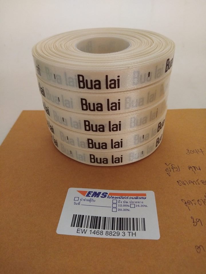 ป้ายคอเสื้อ เนื้อริบบิ้นซาติน 1.3 ซม. ริบบิ้นสีครีม S-2 พิมพ์ดำ 5 ม้วน