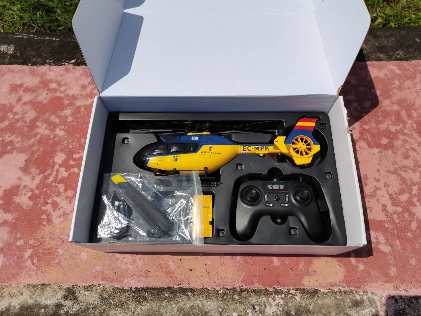 เฮลิคอปเตอร์บังคับวิทยุ YU XIANG F06 EC135 6CH 3D-6G มอเตอร์บรัสเลส หัวท้าย ระบบล๊อคความสูง ล๊อคตำแหน่ง ชุดพร้อมบิน RTF