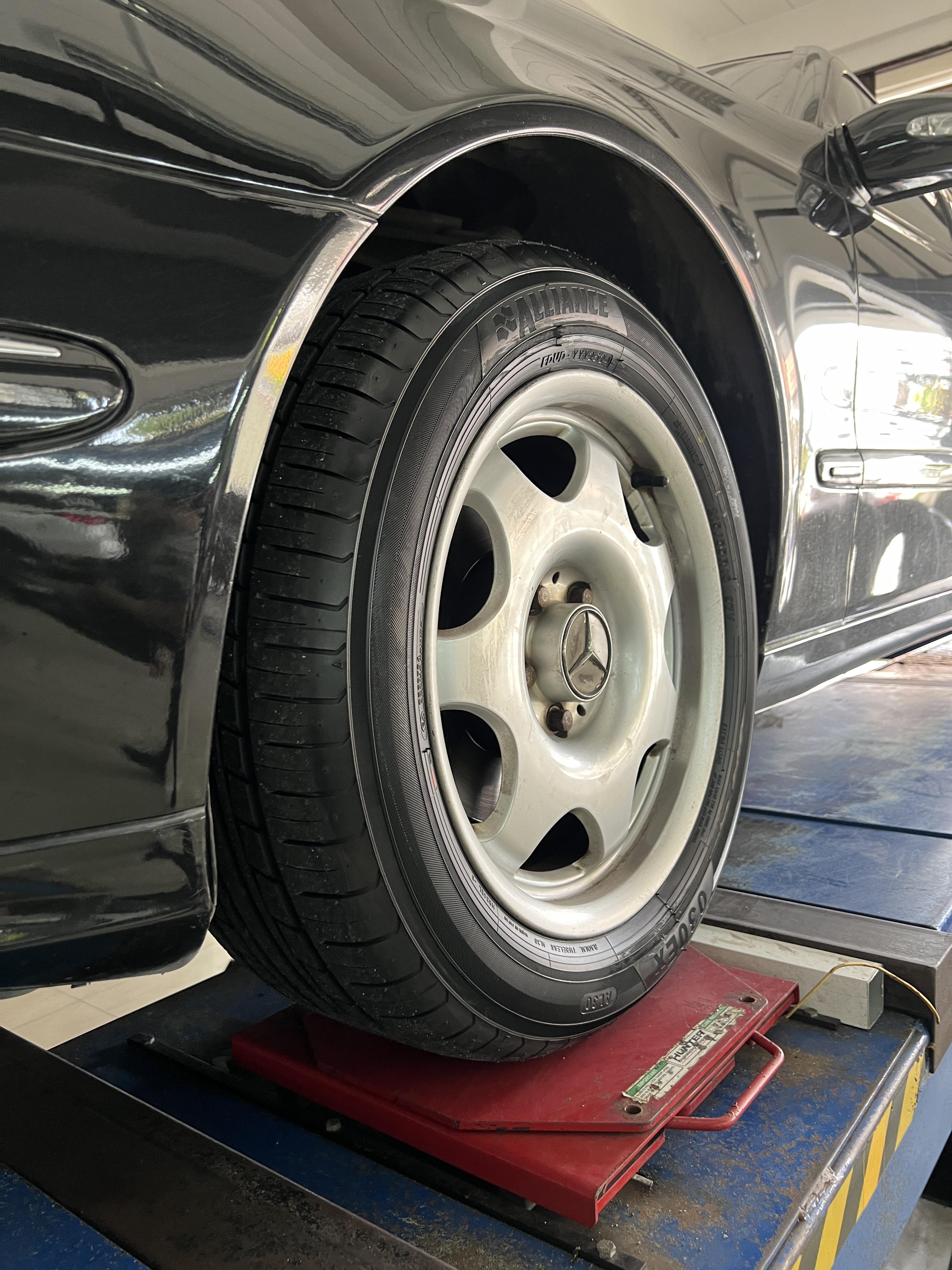 MERCEDES BENZ เปลี่ยนยางรถยนต์ [+] ALLIANCE AL30 215/55R16 *นัดหมายก่อนเข้ารับบริการ เพื่อความรวดเร็วครับ 𝙊𝙪𝙧 𝙎𝙚𝙧𝙫𝙞𝙘𝙚 บริการทางร้านเรารับทำอะไรบ้าง 🔧 มียางรถยนต์ทุกยี่ห้อให้เลือกซื้อ 🔧 โช้คอัพ สปริง 🔧 เช็คช่วงล่าง แก้ปัญหาให้ตรงจุด 🔧 ติดตั้งยางแบบไร้รอย 100% 🔧 บริการสลับยาง ตามอายุ 🔧 บริการล้างลิ้นปีกผีเสื้อ 🔧 บริการเช็คระยะรถยนต์ 🔧 เปลี่ยนถ่ายของเหลวทั้งระบบ 🔧 ตั้งศูนย์ด้วยเครื่อง HUNTER นำเข้าจาก USA สอบถามข้อมูลเพิ่มเติม หรือนัดหมายเข้ารับบริการ ☎️ : 08-6569-1915 ☎️ : 08-6544-5963 Line id : @88rw Tiktok : https://www.tiktok.com/@88rwycrr Youtube : https://youtube.com/@88rw Facebook : https://www.facebook.com/88rwtire Location : https://goo.gl/maps/HrNUAZXPN94KvxZ98? #รถยนต์มีปัญหาไม่รู้ต้องแก้ตรงไหน ทางเรายินดี ตรวจหาปัญหาและหาวิธีแก้ บอกลูกค้าก่อนลงมือทำเสมอราคาเป็นธรรมไม่เอาเปรียบ สบายใจคุณลูกค้า ร้านยางเจริญรุ่งเรือง ยินดีต้อนรับครับ