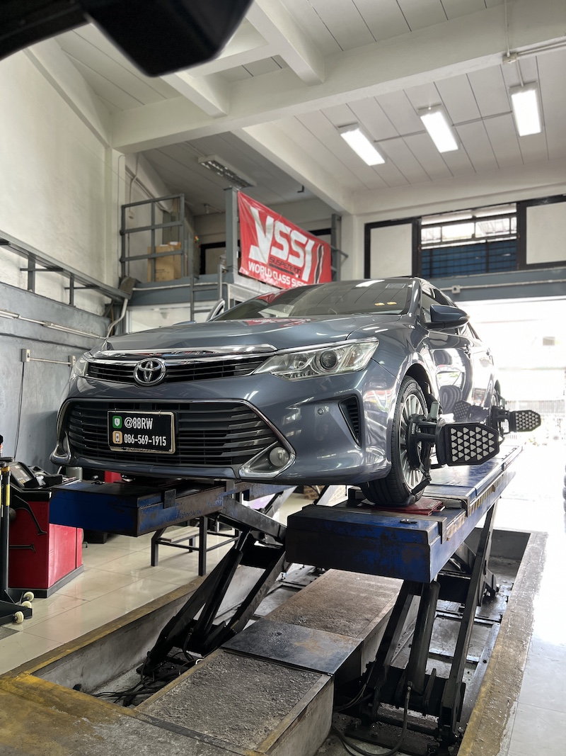Camry ACV40 เข้ารับบริการเปลี่ยนปีกนกล่าง พร้อมลูกหมากตอง5! ✨ ใครใช้ Toyota Camry ACV40 แล้วเริ่มได้ยินเสียงดัง "กุกกัก" หรือรู้สึกว่ารถมีอาการโคลงเคลง... อาจเป็นสัญญาณเตือนว่าถึงเวลาเปลี่ยนชิ้นส่วนสำคัญอย่างปีกนกและลูกหมากแล้วครับ! เราจัดชุดอัปเกรดอะไหล่ช่วงล่างคุณภาพสูง เพื่อความนิ่งและความปลอดภัยที่เหนือกว่า เปลี่ยน ปีกนกล่างคู่หน้า TRW และ ลูกหมากปีกนกล่าง ตอง 5 ญี่ปุ่น สิ่งที่จะได้รับหลังจากติดตั้ง: ปีกนกล่าง TRW คุณภาพ OEM: ให้ความแข็งแรง ทนทาน และติดตั้งตรงรุ่นตามมาตรฐานยุโรป ลูกหมาก 555 ญี่ปุ่นแท้: ลูกหมากปีกนกล่างคุณภาพสูงจาก Sankei 555 ช่วยให้การควบคุมรถ แม่นยำ และ ทนทาน กว่าอะไหล่ทั่วไป คืนความมั่นคง: แก้ปัญหาเสียงดัง อาการโคลงเคลง และทำให้การขับขี่กลับมานุ่มนวลเหมือนรถใหม่ จบครบทุกปัญหา: ติดตั้งโดยทีมช่างผู้เชี่ยวชาญ พร้อมการดูแลที่ใส่ใจทุกรายละเอียด เหมาะสำหรับใคร? เจ้าของ Camry ACV40 ที่มีอายุการใช้งานนานและต้องการ ฟื้นฟูช่วงล่าง ให้กลับมาสมบูรณ์ ผู้ที่ต้องการอะไหล่ช่วงล่างที่ทนทาน และมั่นใจในคุณภาพมาตรฐานญี่ปุ่น/ยุโรป 👉 อย่ารอให้เสียงดังบานปลาย! แวะมาตรวจเช็กและเปลี่ยนอะไหล่พรีเมียมกับเราวันนี้ครับ 📌 สอบถามข้อมูลเพิ่มเติม หรือนัดหมายเข้ารับบริการ ☎️ : 08-6569-1915 ☎️ : 08-6544-5963 💬 Line id : @88rw 📍 Location : https://goo.gl/maps/HrNUAZXPN94KvxZ98 🌐 Facebook : https://www.facebook.com/88rwtire #Toyota #Camry #ACV40 #TRW #ปีกนก #ลูกหมาก #555 #ช่วงล่าง #ยางเจริญรุ่งเรือง #นนทบุรี #งามวงศ์วาน #ช่วงล่างรถยนต์