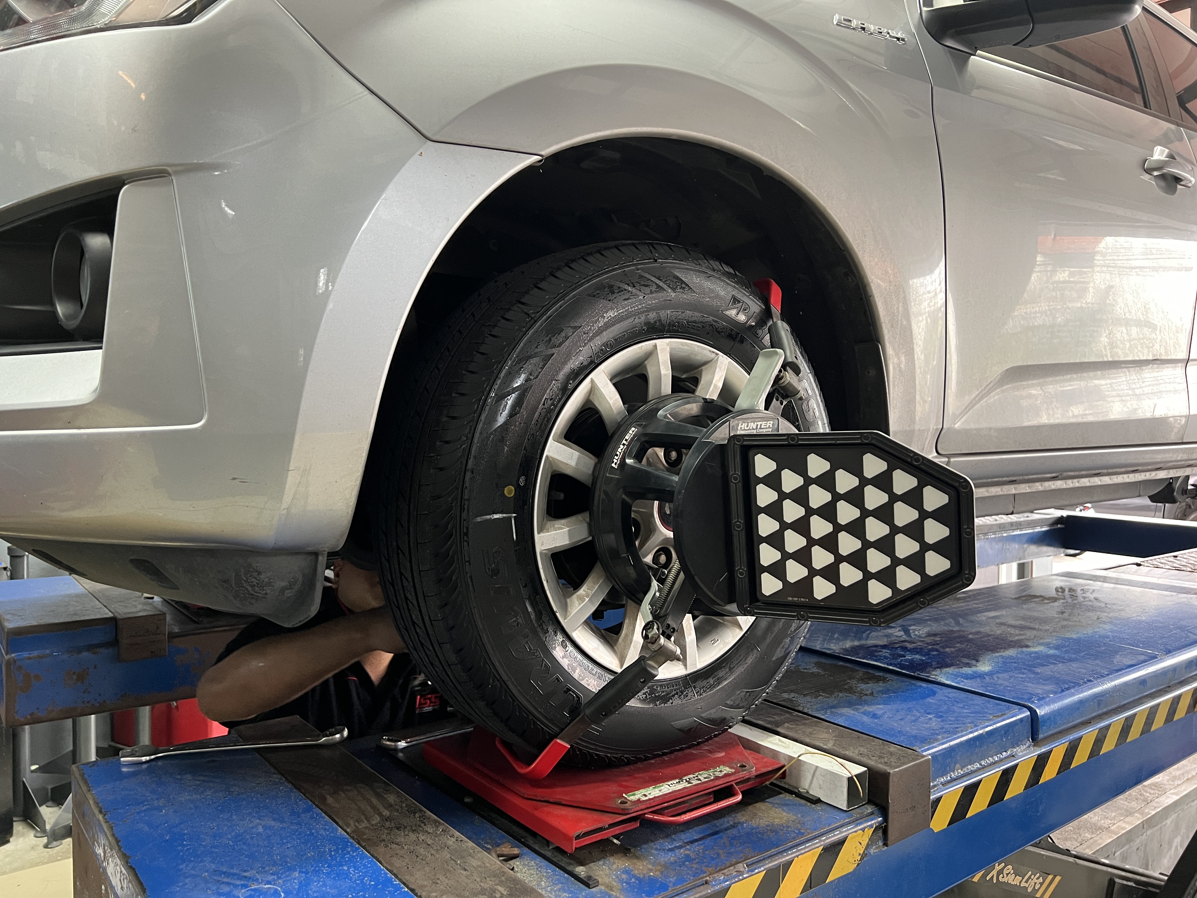 ISUZU DMAX ตัวเตี้ย เข้ารับบริการเปลี่ยนยางรยถนต์ใช้งานประจำวัน [+] BRIDGESTONE DURAVIS R611 215/70R15c *นัดหมายก่อนเข้ารับบริการ เพื่อความรวดเร็วครับ 𝙊𝙪𝙧 𝙎𝙚𝙧𝙫𝙞𝙘𝙚 บริการทางร้านเรารับทำอะไรบ้าง 🔧 มียางรถยนต์ทุกยี่ห้อให้เลือกซื้อ 🔧 โช้คอัพ สปริง 🔧 เช็คช่วงล่าง แก้ปัญหาให้ตรงจุด 🔧 ติดตั้งยางแบบไร้รอย 100% 🔧 บริการสลับยาง ตามอายุ 🔧 บริการล้างลิ้นปีกผีเสื้อ 🔧 บริการเช็คระยะรถยนต์ 🔧 เปลี่ยนถ่ายของเหลวทั้งระบบ 🔧 ตั้งศูนย์ด้วยเครื่อง HUNTER นำเข้าจาก USA สอบถามข้อมูลเพิ่มเติม หรือนัดหมายเข้ารับบริการ ☎️ : 08-6569-1915 ☎️ : 08-6544-5963 Line id : @88rw Tiktok : https://www.tiktok.com/@88rwycrr Youtube : https://youtube.com/@88rw Facebook : https://www.facebook.com/88rwtire Location : https://goo.gl/maps/HrNUAZXPN94KvxZ98? #รถยนต์มีปัญหาไม่รู้ต้องแก้ตรงไหน ทางเรายินดี ตรวจหาปัญหาและหาวิธีแก้ บอกลูกค้าก่อนลงมือทำเสมอราคาเป็นธรรมไม่เอาเปรียบ สบายใจคุณลูกค้า ร้านยางเจริญรุ่งเรือง ยินดีต้อนรับครับ