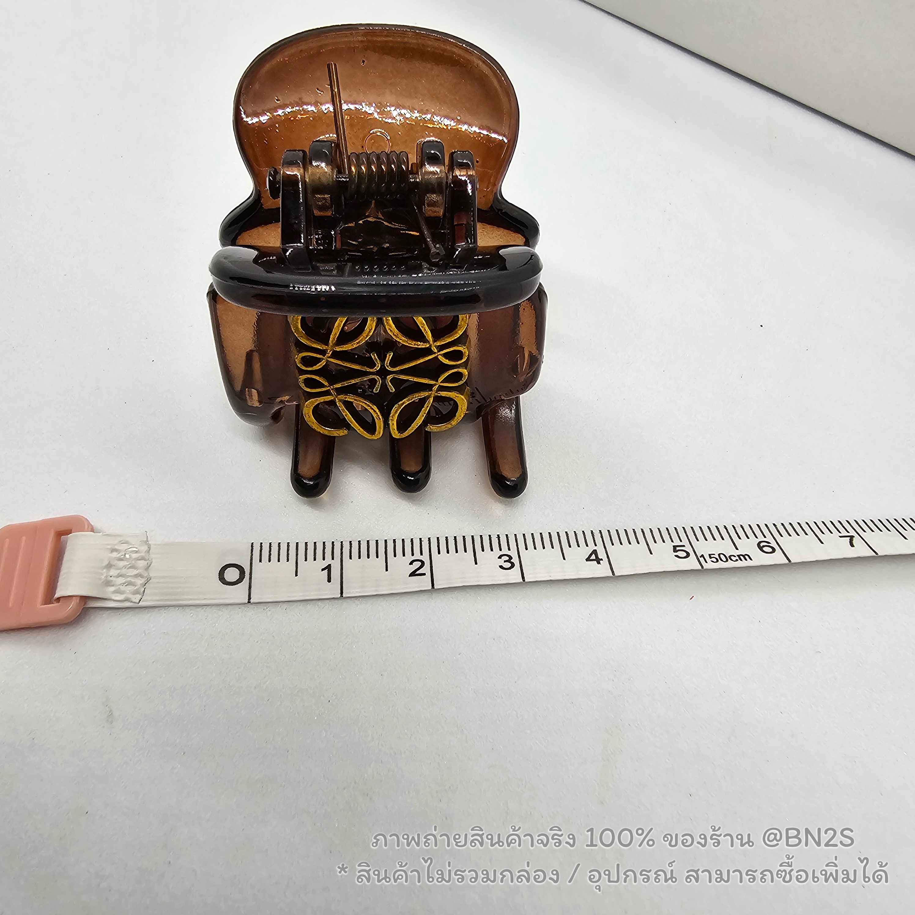 กิ๊บหนีบผมโลเอเว่ สีน้ำตาล ประดับโลโก้ LW Mini Hair Clip อะไหล่ทองรมดำ วินเทจ สุดคลาสสิค พร้อมส่ง ภาพถ่ายจากสินค้าจริง ไม่รวมกล่อง อุปกรณ์