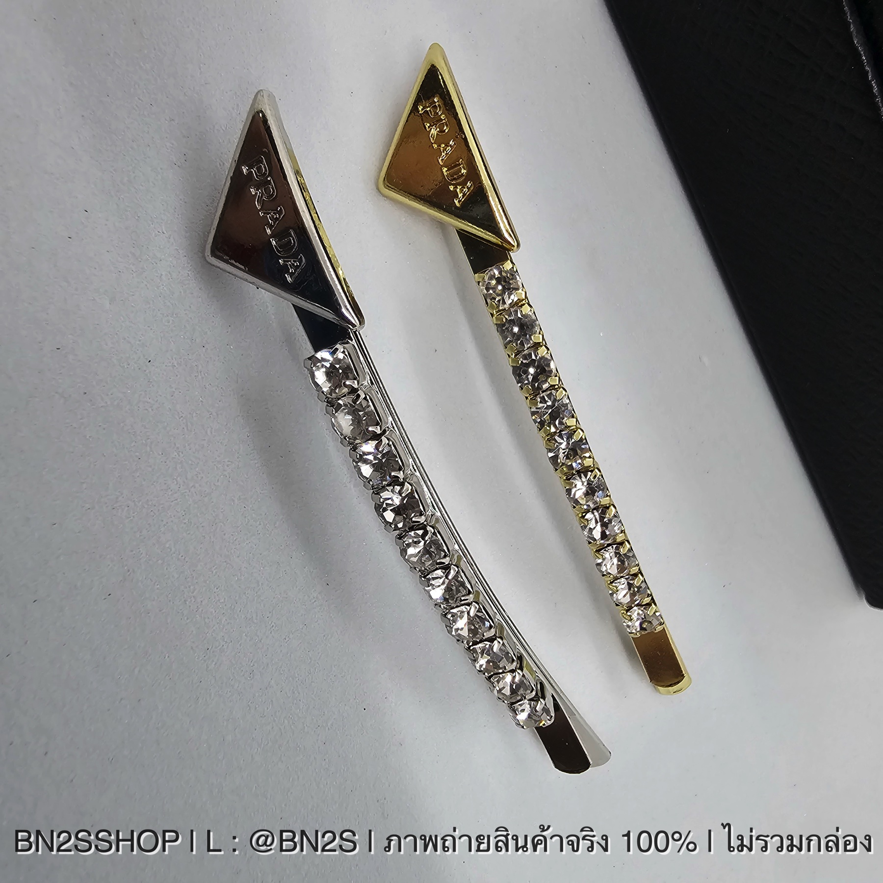 สีเงิน | PRADA Embellished brass hair clip กิ๊ปติดผมประดับเพชร พร้อมหัวโลโก้ปราด้า ชุด 2 ชิ้น ซ้าย-ขวา งานสวยเงาวิ๊บ