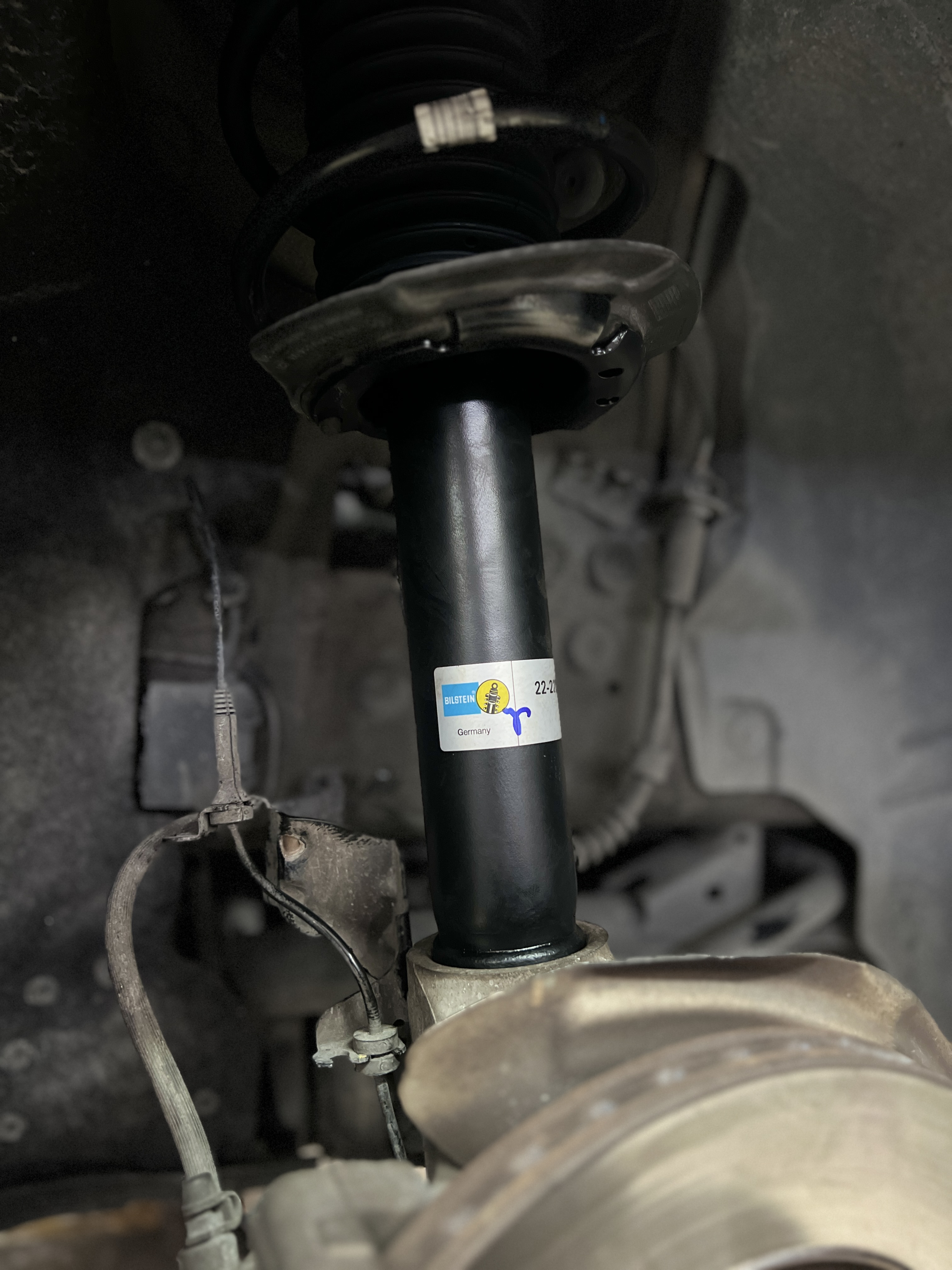 BMW SERIES1 เปลี่ยนโช้คอัพ พร้อมอะไหล่ [+] BILSTEIN B4 พร้อมอะไหล่ ครบชุด สอบถามข้อมูลเพิ่มเติม หรือนัดหมาย โทร : 08-6569-1915 บุ๊ก Line id : @88rw Location : https://goo.gl/maps/HrNUAZXPN94KvxZ98? รถยนต์มีปัญหาไม่รู้ต้องแก้ตรงไหน ทางเรายินดี ตรวจหาปัญหาและหาวิธีแก้ บอกลูกค้าก่อนลงมือทำเสมอด้วยราคาเป็นธรรม เวลาบริการ วันจันทร์-วันอาทิตย์ 09:00 น. - 17.30 น. #Bilstein #BMW #โช้คอัพ #ช่วงล่าง #โช๊ค #ยางรถยนต์
