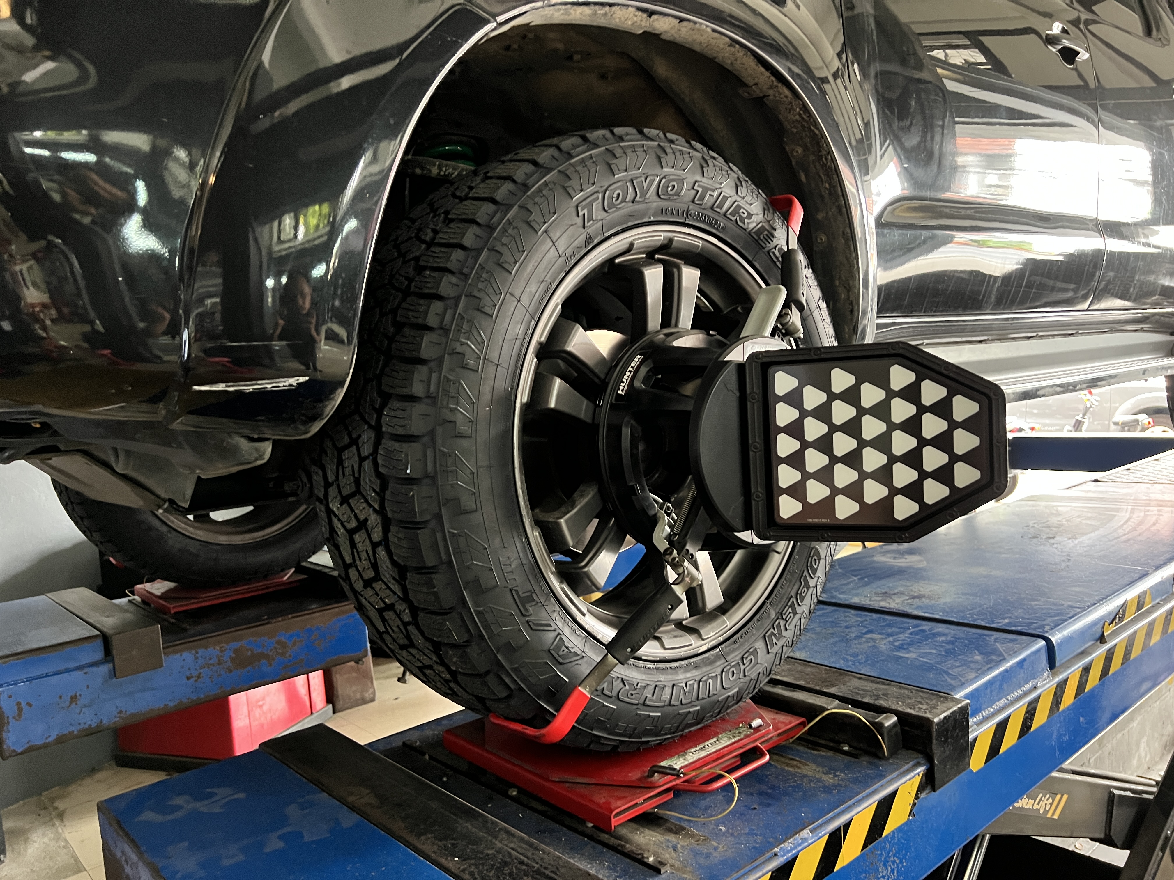 TOYOTA HILUX VIGO แฟนเพจชาวต่างชาติ เข้ารับบริการเปลี่ยนยางรถยนต์เน้นใช้งานลุยๆแบบมืออาชีพ [+] TOYO OPEN COUNTRY AT3 ขนาด 265/55R20 𝙊𝙪𝙧 𝙎𝙚𝙧𝙫𝙞𝙘𝙚 บริการทางร้าน เรารับทำอะไรบ้าง 🔧 ติดตั้งยางแบบไร้รอย 100% 🔧 บริการสลับยาง ตามอายุ 🔧 มียางรถยนต์ทุกยี่ห้อให้เลือกซื้อ 🔧 เช็คช่วงล่าง แก้ปัญหาให้ตรงจุด 🔧 บริการล้างลิ้นปีกผีเสื้อ 🔧 บริการเช็คระยะรถยนต์ 🔧 เปลี่ยนถ่ายของเหลวทั้งระบบ 🔧 ตั้งศูนย์ด้วยเครื่อง HUNTER นำเข้าจาก USA สอบถามข้อมูลเพิ่มเติม หรือนัดหมายเข้ารับบริการ Tel : 08-6569-1915 Tel : 08-6544-5963 Line id : @88rw Tiktok : https://www.tiktok.com/@88rwycrr Youtube : https://youtube.com/@88rw Facebook : https://www.facebook.com/otaninon Location : https://goo.gl/maps/HrNUAZXPN94KvxZ98?coh=178573&entry=tt #รถยนต์มีปัญหาไม่รู้ต้องแก้ตรงไหน ทางเรายินดี ตรวจหาปัญหาและหาวิธีแก้ บอกลูกค้าก่อนลงมือทำเสมอราคาเป็นธรรมไม่เอาเปรียบ สบายใจคุณลูกค้า ---------------------------------- ดูแลให้คำปรึกษาทุกปัญหาคาใจ ไม่ทิ้งลูกค้า มีบริการหลังการขาย 【ให้ผู้เชี่ยวชาญของเรา ดูแลรถคุณ】 ร้านยางเจริญรุ่งเรือง ยินดีต้อนรับครับ ---------------------------------- #โช๊คอัพรถยนต์ #monroe #yss #kayaba #profender #ร้านยางเจริญรุ่งเรือง #นนทบุรี #งามวงศ์วาน #amsfix #บริการช่วงล่างรถยนต์ #ซ่อมบำรุงช่วงล่าง #เซทอัพโช๊คอัพรถยนต์