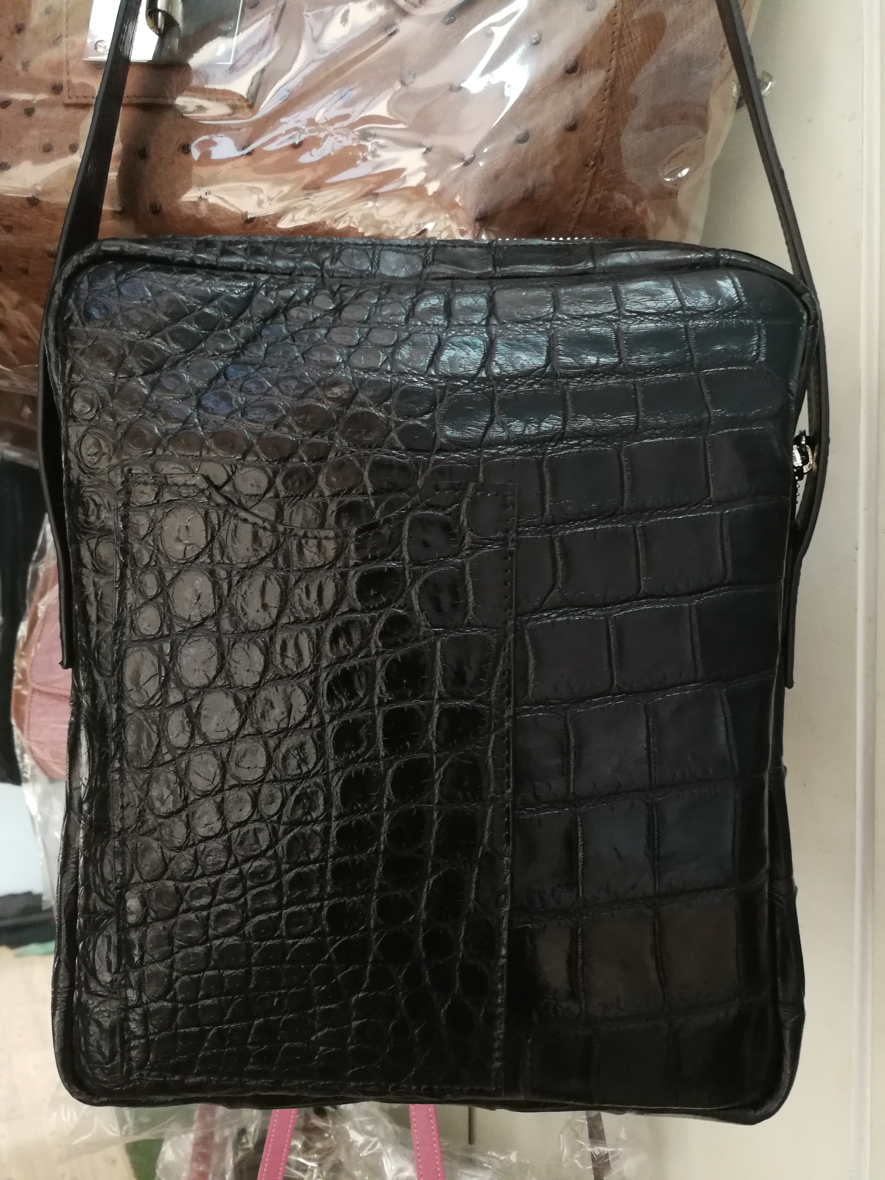 กระเป๋าสะพายชายหนังจระเข้แท้ สีดำ ส่วนท้อง รหัส CRM0218H-06-BL