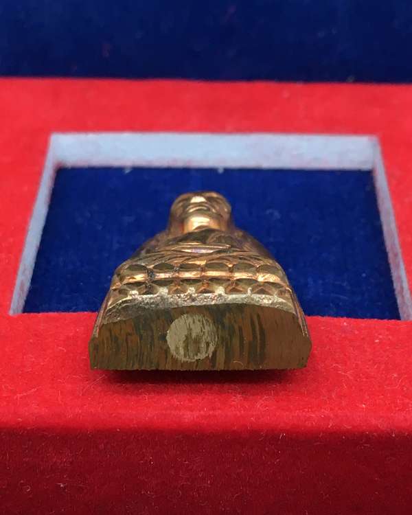 หลวงพ่อทวด พ่อท่านเขียว รุ่นเสาร์ ๕ มหาสิทธิโชค พิมพ์หลังหนังสือเล็ก เนื้อทองแดงนอก อุดเงินบรรจุกริ่ง จากชุดกรรมการ หมายเลข ๑๙๓๗