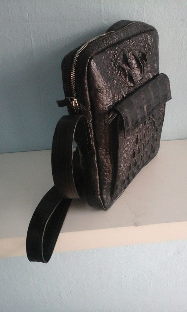กระเป๋าสะพายชายหนังจระเข้แท้ สีดำ ส่วนหลัง รหัส CRM367H-BL